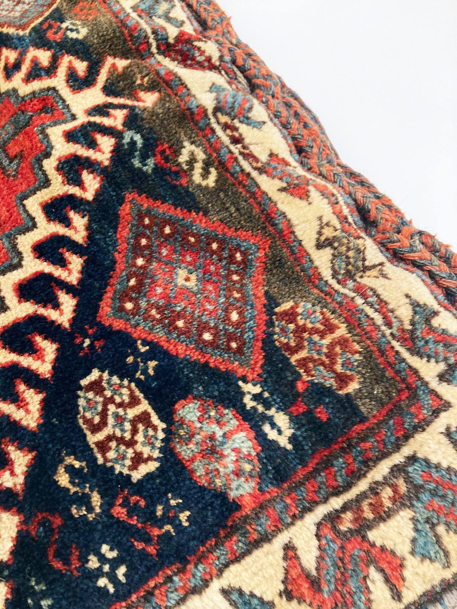 Ancien sac de selle persan converti en oreiller tribal, datant d'environ 1900 en vente 1