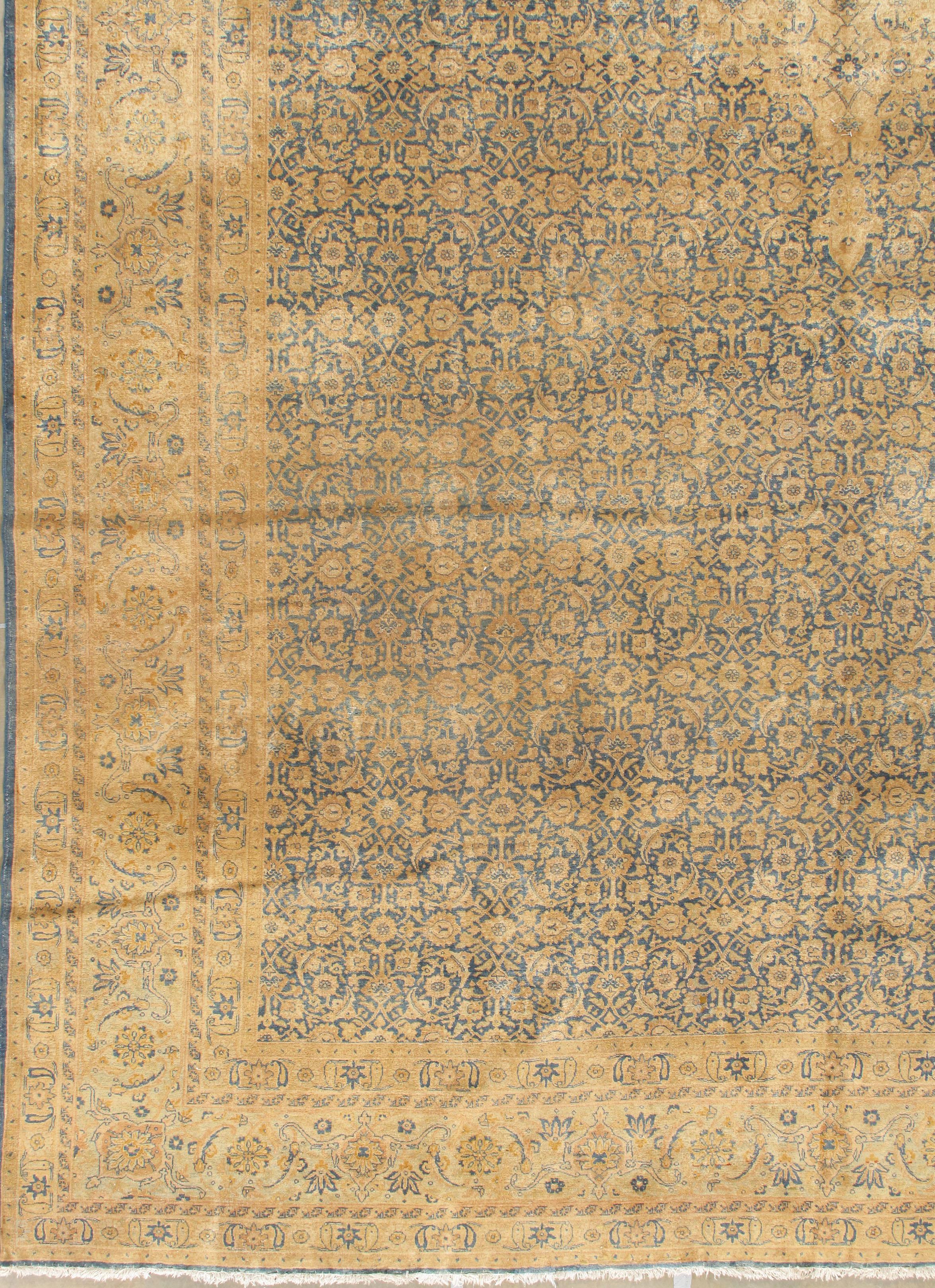 Tappeto antico persiano Tabriz 10'4 x 16'8. Tabriz significa molte cose per gli appassionati di tappeti: tappeti persiani antichi classici del XVI secolo ora conservati nei musei, tappeti decorativi a medaglioni del XIX secolo apprezzati dai