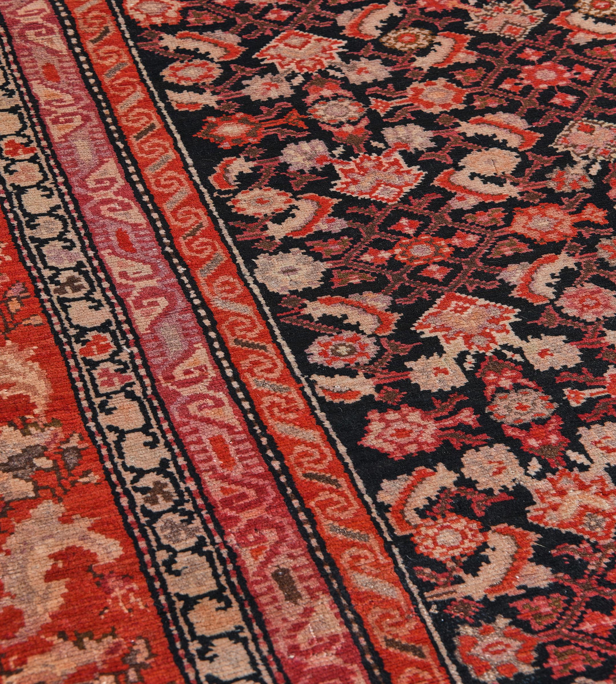 Caucasien Chemin de table antique Circa-1900 rouge et noir à motifs floraux du Karabagh en vente