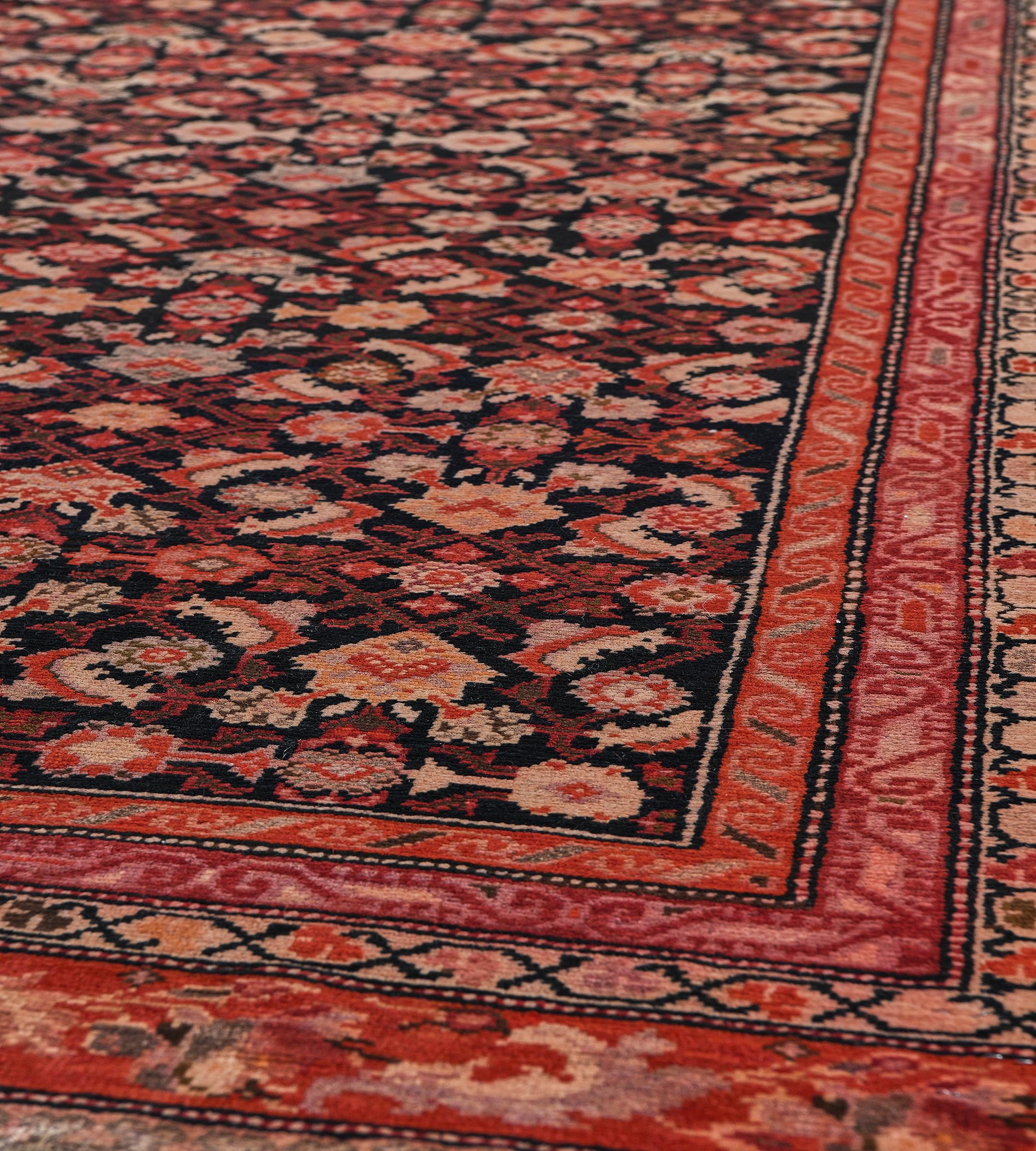 Chemin de table antique Circa-1900 rouge et noir à motifs floraux du Karabagh Bon état - En vente à West Hollywood, CA
