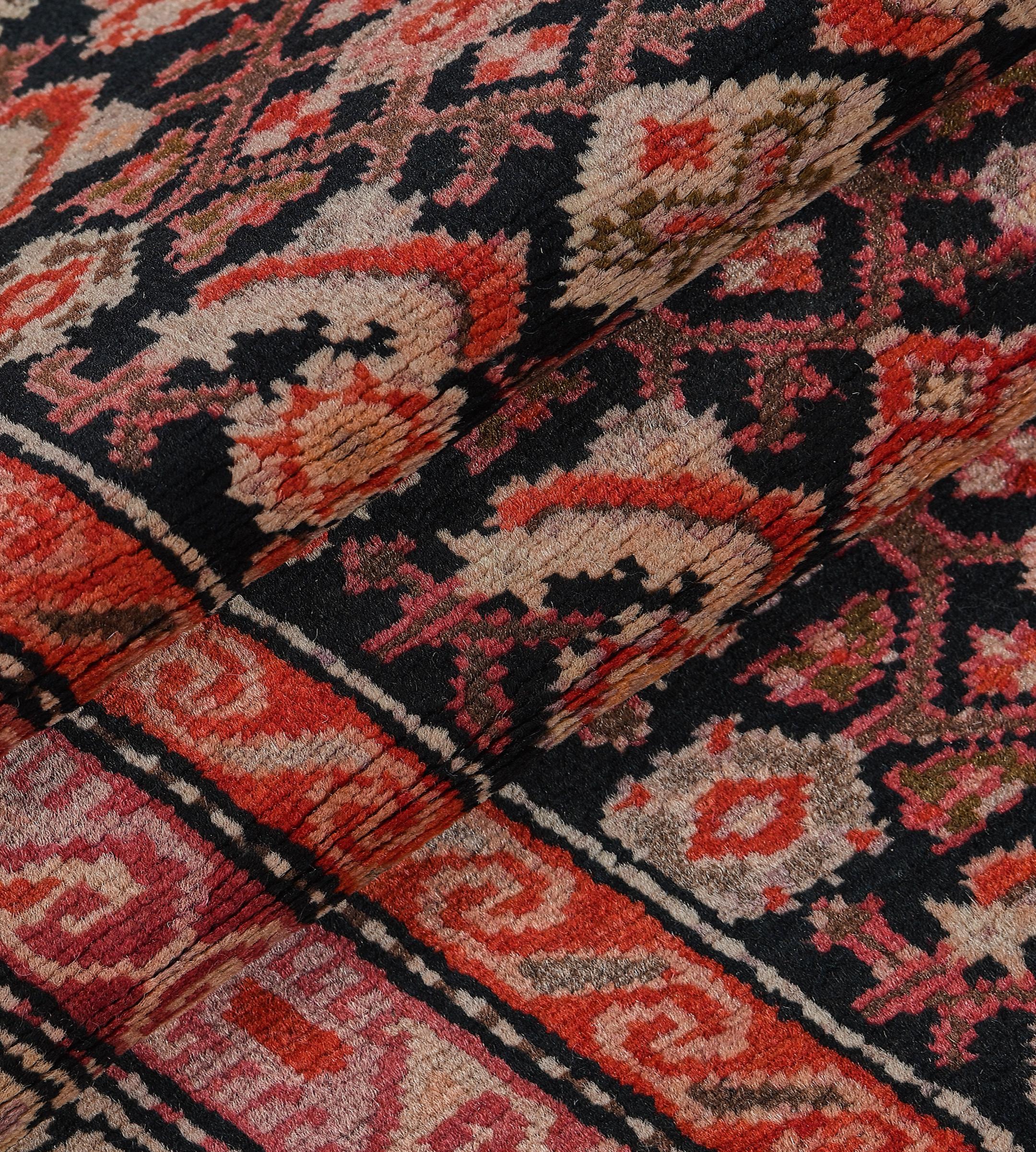 Laine Chemin de table antique Circa-1900 rouge et noir à motifs floraux du Karabagh en vente