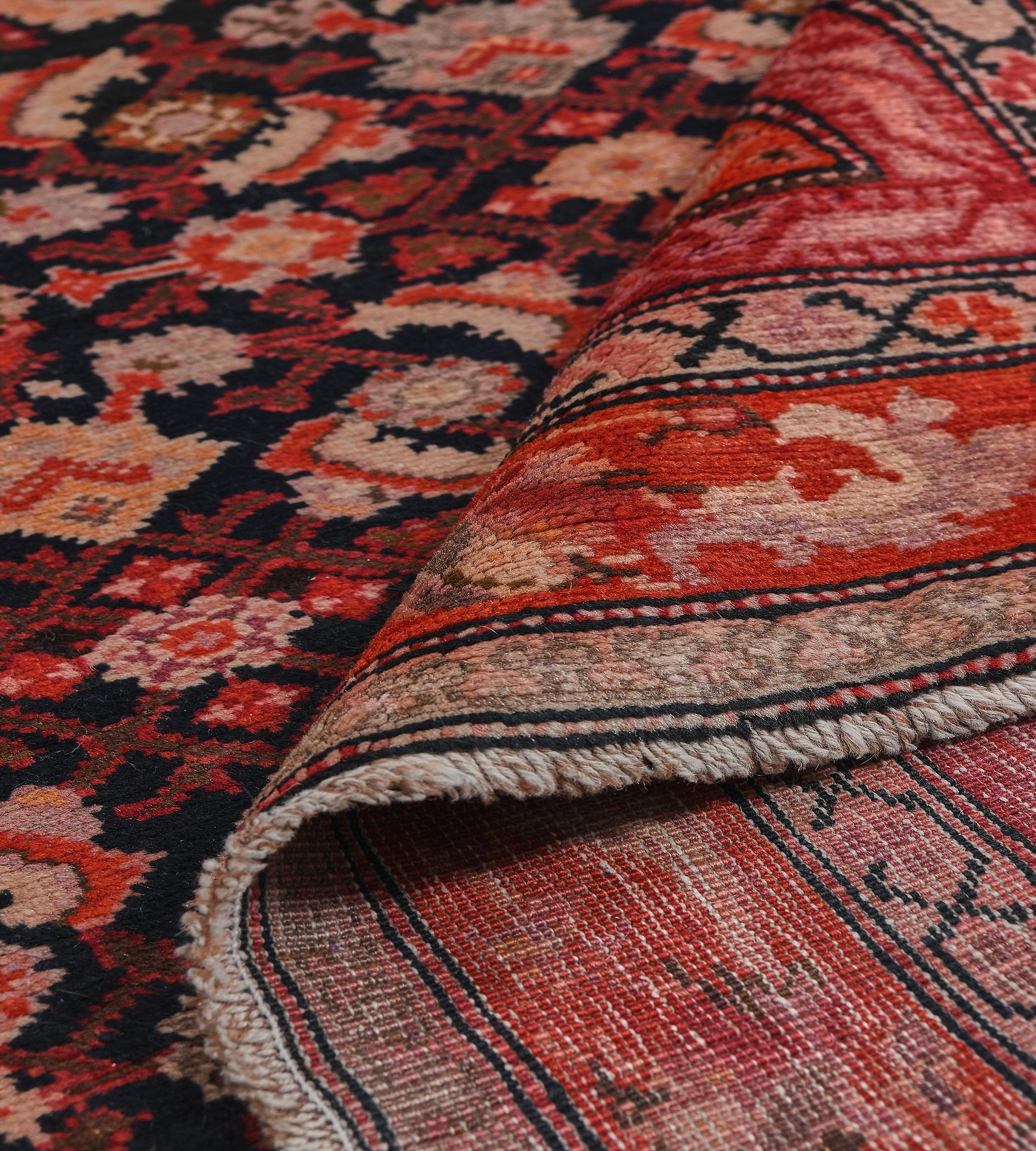 Chemin de table antique Circa-1900 rouge et noir à motifs floraux du Karabagh en vente 1