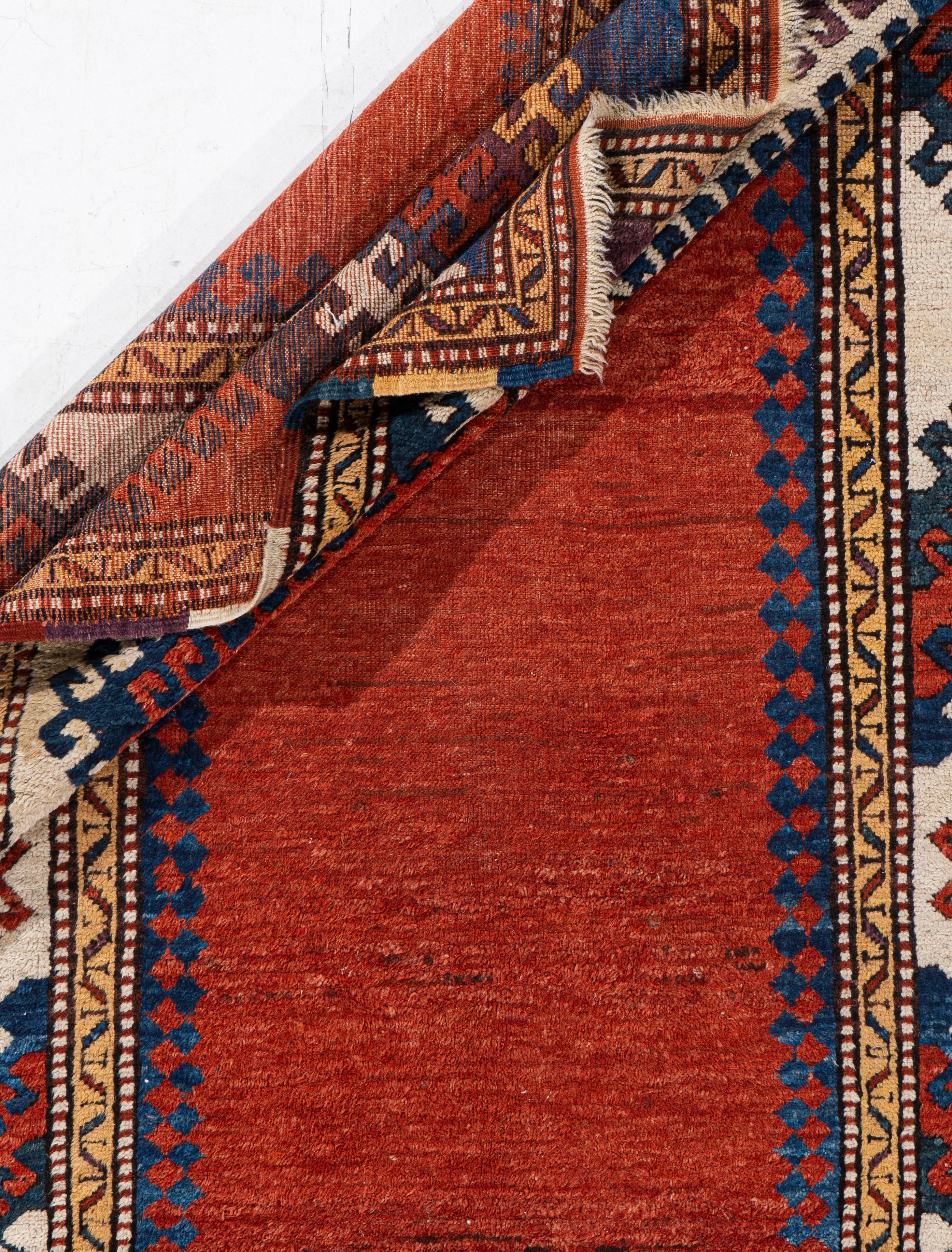 Antiker roter kaukasischer Kazak-Handgeknüpfter Teppich, um 1900 (Kaukasisch) im Angebot