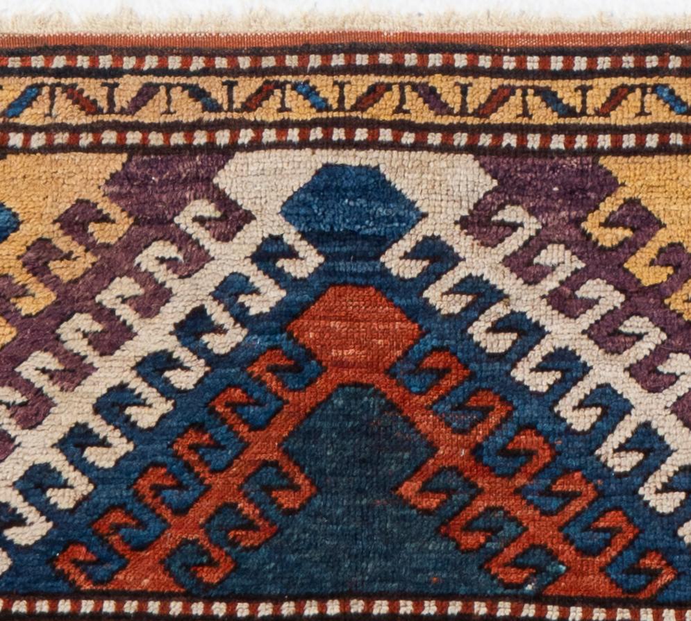 Antiker roter kaukasischer Kazak-Handgeknüpfter Teppich, um 1900 im Angebot 1