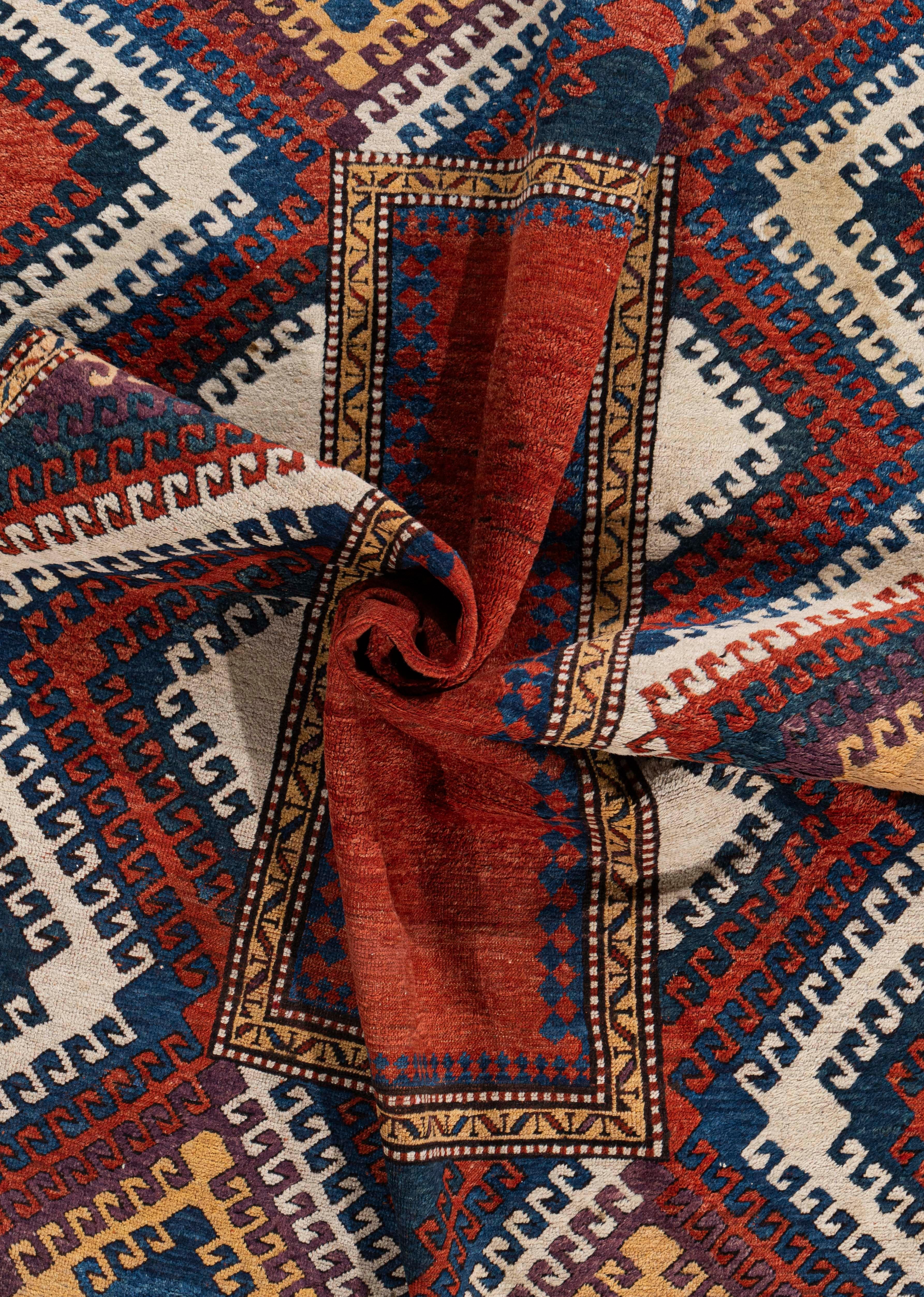 Antiker roter kaukasischer Kazak-Handgeknüpfter Teppich, um 1900 im Angebot 2