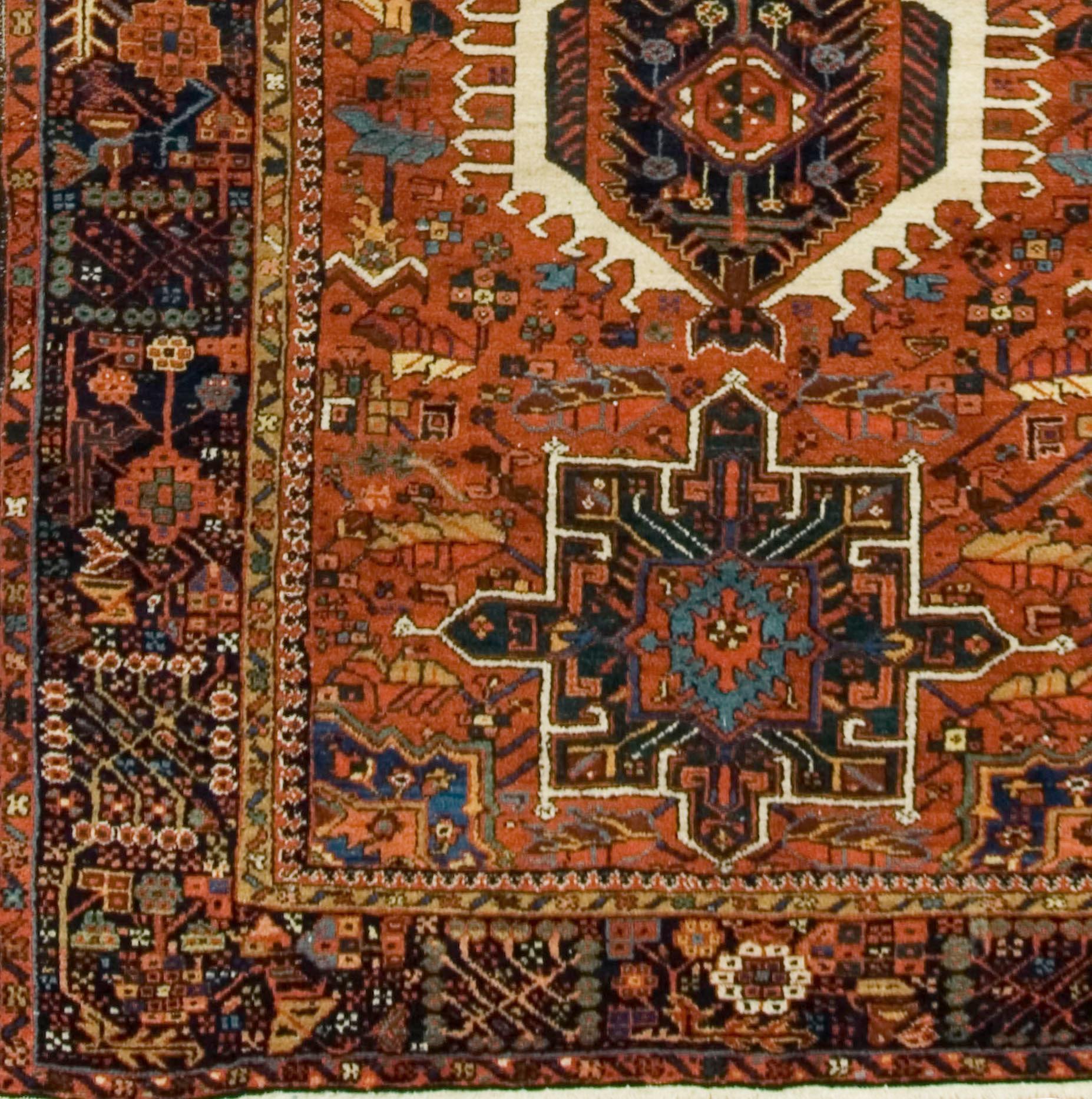 Antiker persischer Heriz-Teppich 4'11 x 6'5. Der rote Grund mit Elfenbein, Grüntönen und sanften Blautönen verleiht diesem kleinen Teppich eine wunderbare optische Wirkung.