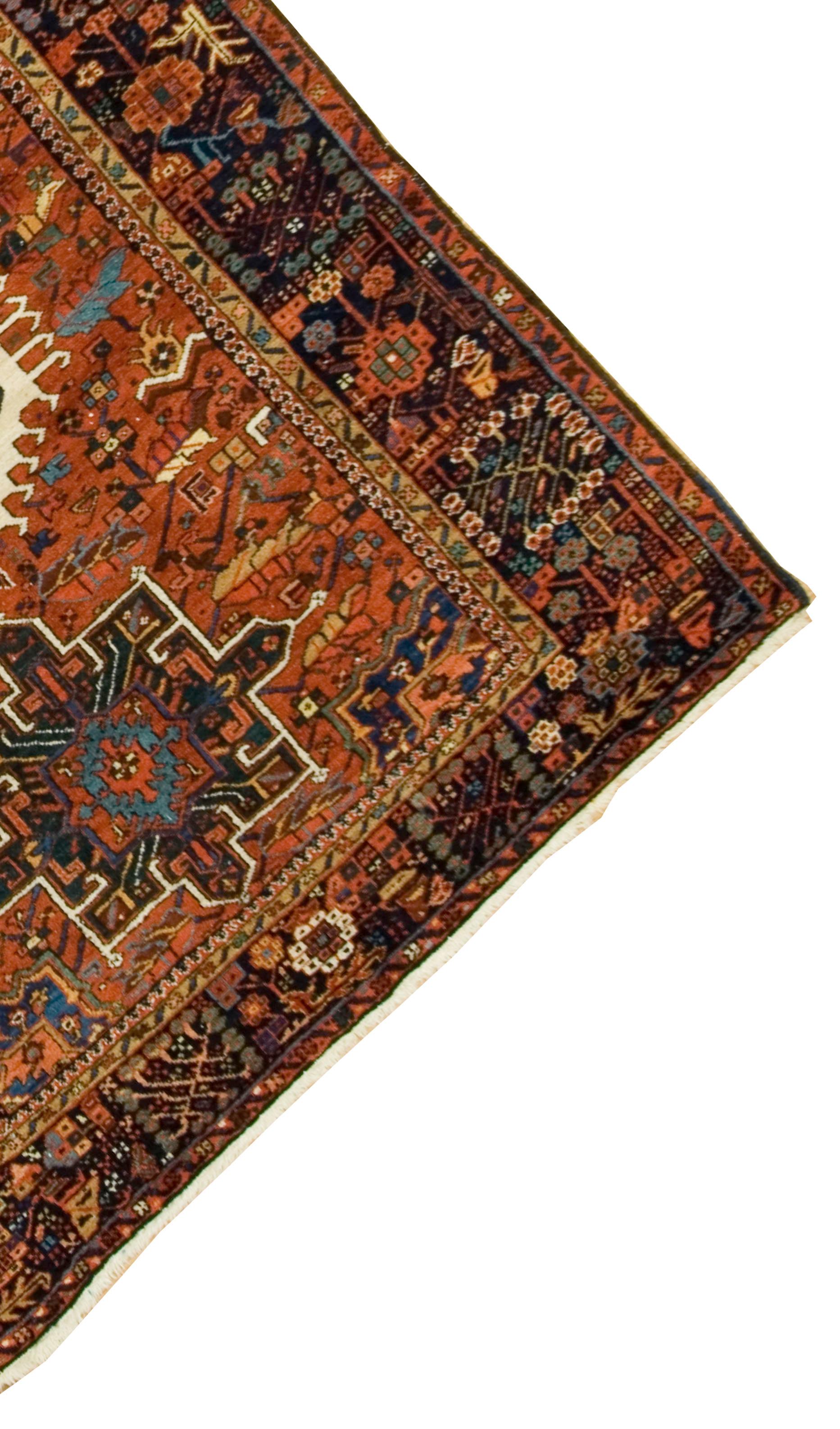 Antiker rot- elfenbeinfarbener persischer Heriz-Teppich, handgeknüpft, um 1900, 4'11 x 6'5 (Heriz Serapi) im Angebot