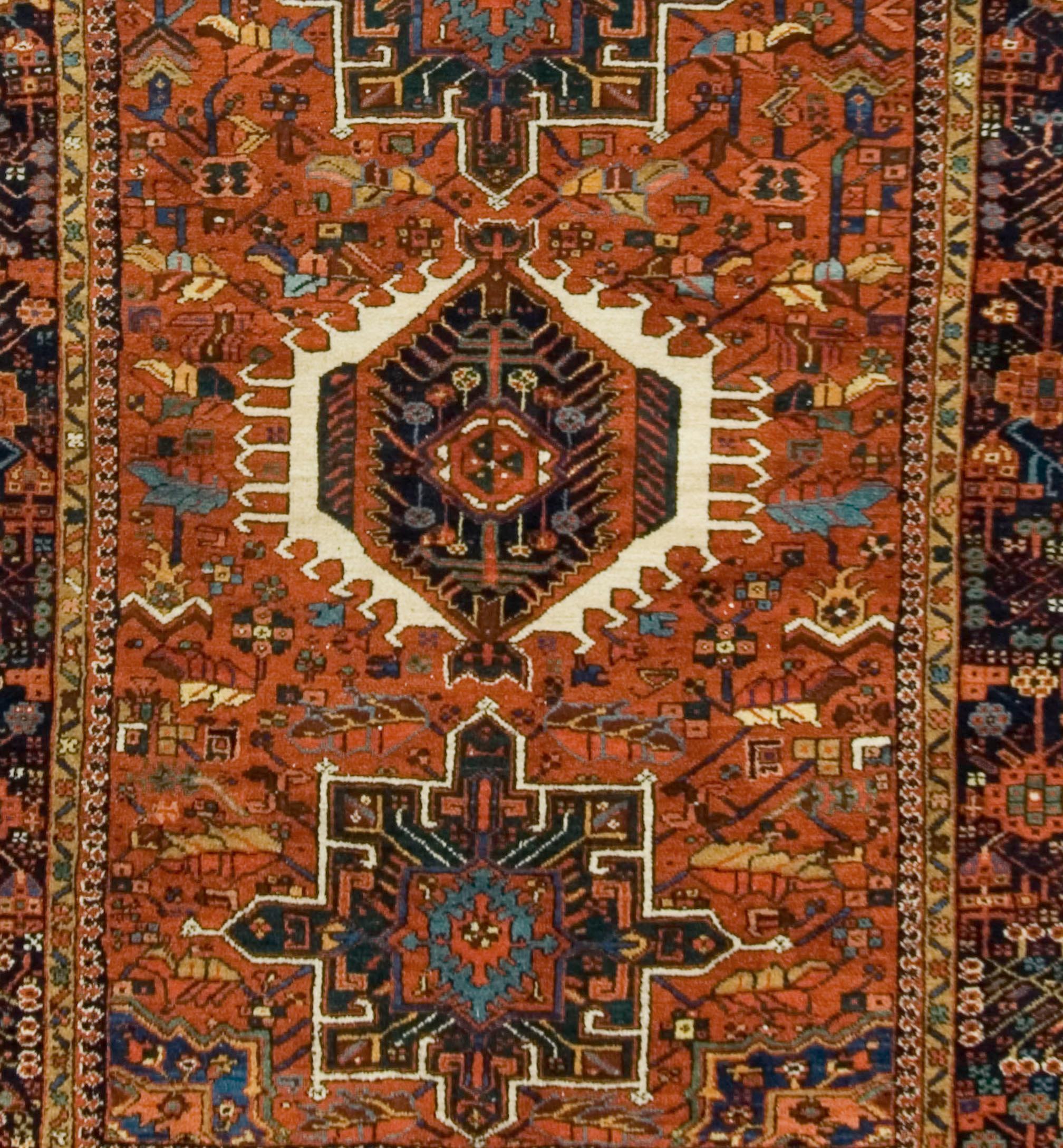 Antiker rot- elfenbeinfarbener persischer Heriz-Teppich, handgeknüpft, um 1900, 4'11 x 6'5 (Persisch) im Angebot