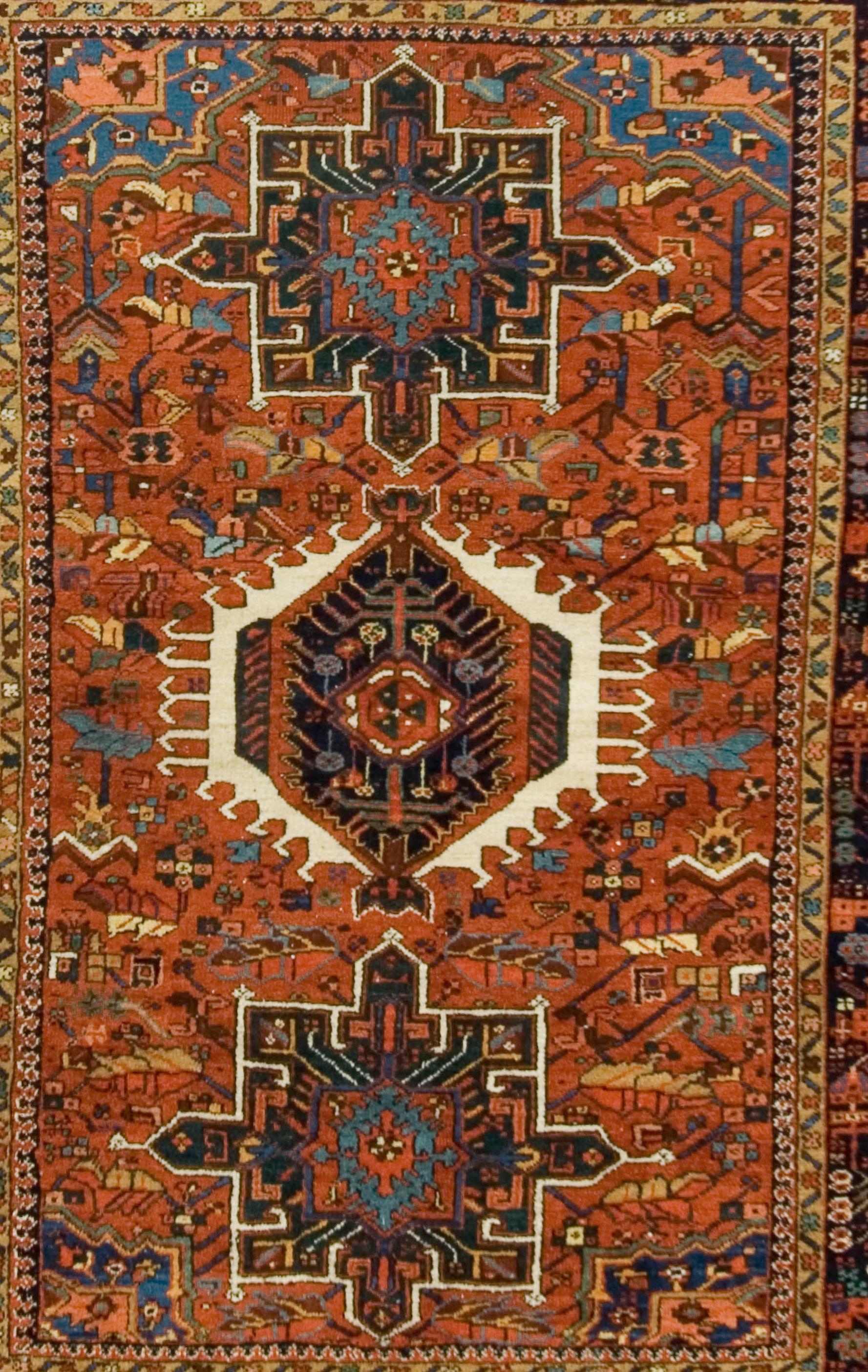 Antiker rot- elfenbeinfarbener persischer Heriz-Teppich, handgeknüpft, um 1900, 4'11 x 6'5 (Handgewebt) im Angebot