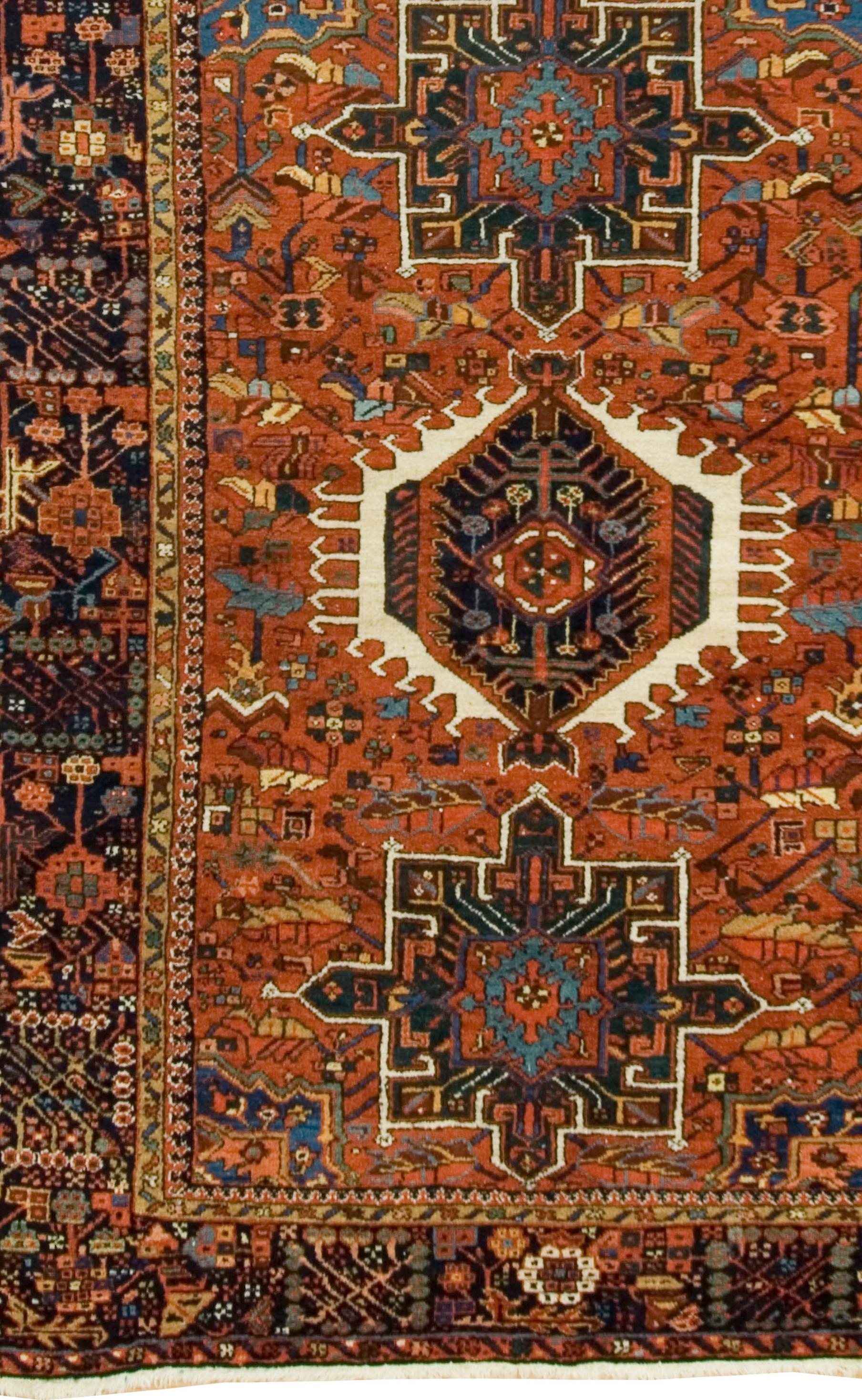 Antiker rot- elfenbeinfarbener persischer Heriz-Teppich, handgeknüpft, um 1900, 4'11 x 6'5 im Zustand „Gut“ im Angebot in New York, NY