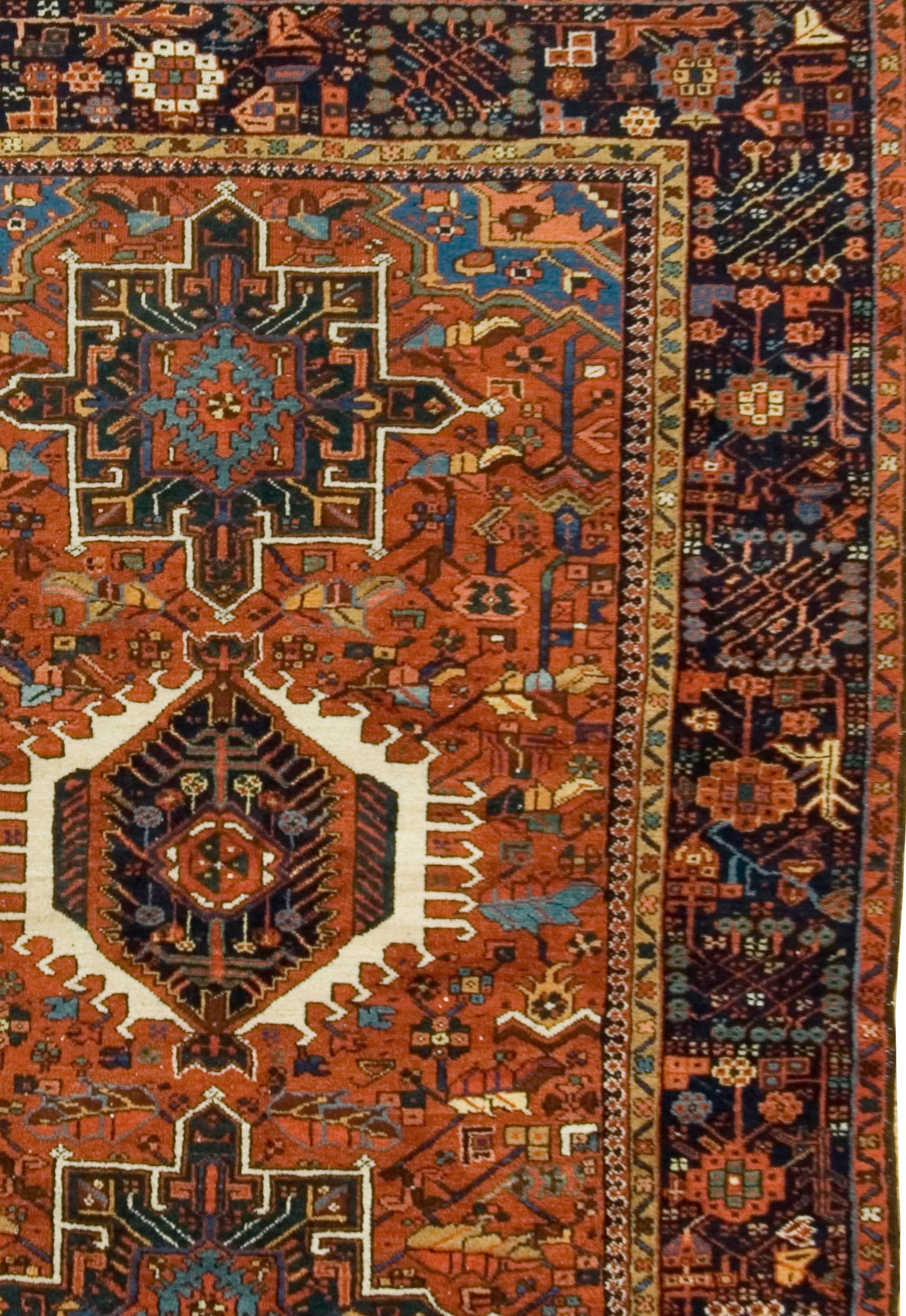 Antiker rot- elfenbeinfarbener persischer Heriz-Teppich, handgeknüpft, um 1900, 4'11 x 6'5 (19. Jahrhundert) im Angebot
