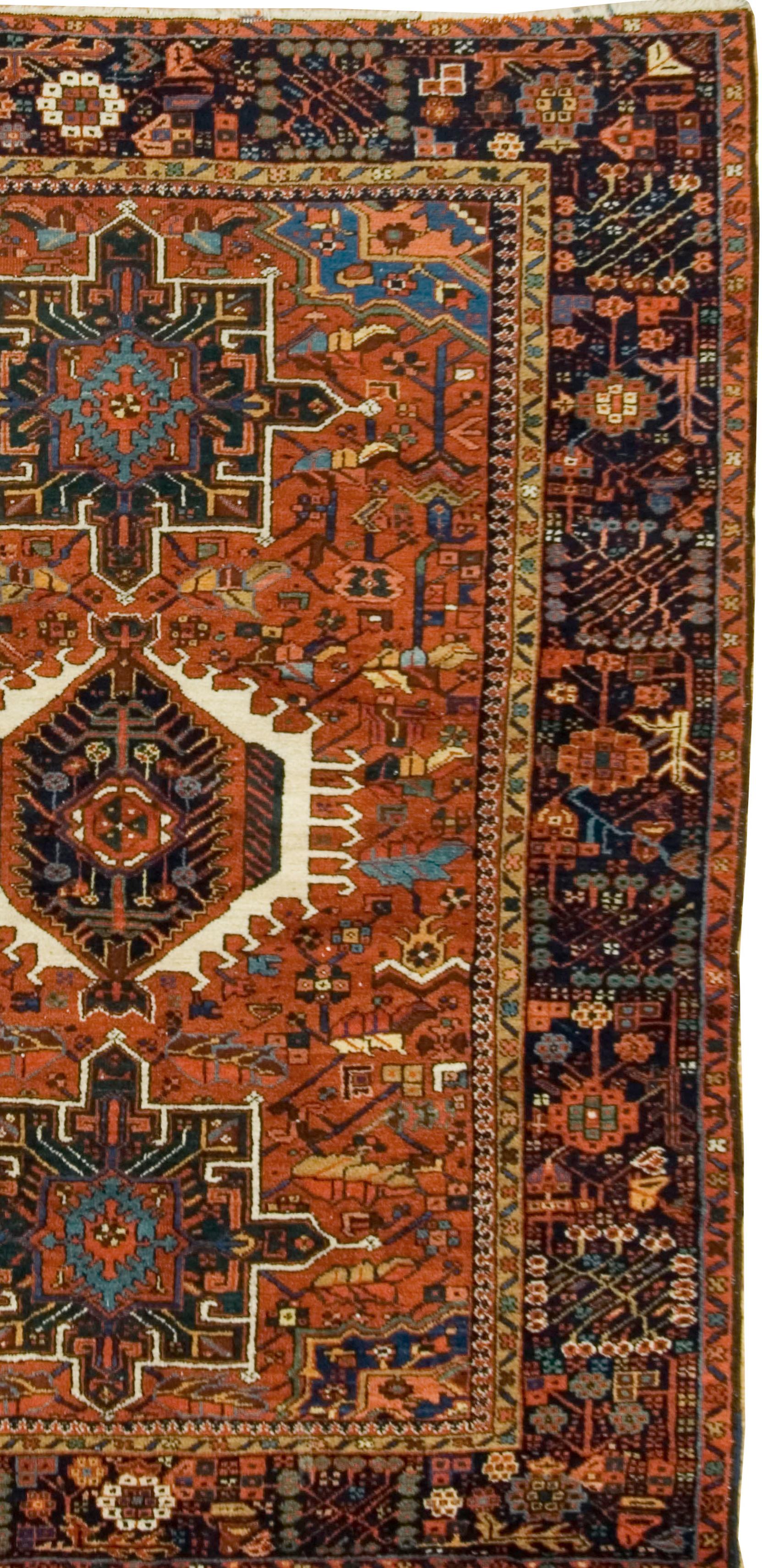 Antiker rot- elfenbeinfarbener persischer Heriz-Teppich, handgeknüpft, um 1900, 4'11 x 6'5 (Wolle) im Angebot