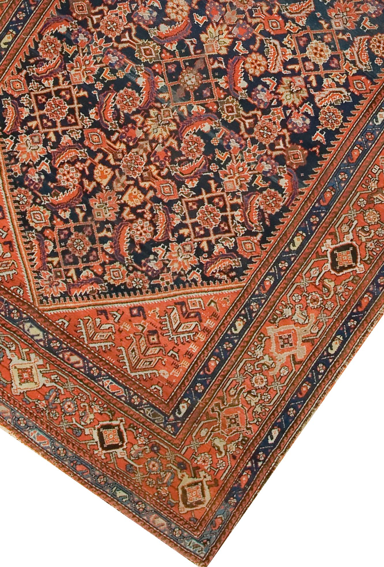 6' x 12'10. La città di Malayer, oltre a corridori e tappeti sparsi, fu una fonte di tappeti lunghi e stretti (kellehs o kellegis) per uso domestico persiano per tutto il XIX secolo. Si tratta di un esempio assolutamente classico con il campo blu