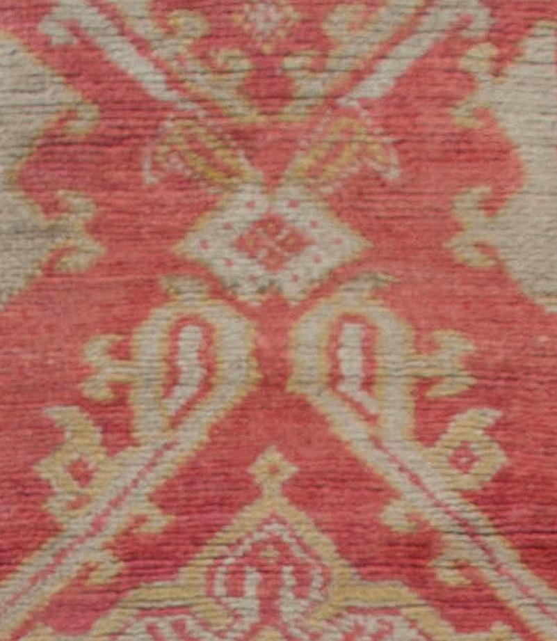 2'11 x 12'. Handgeknüpft in der Türkei, wo die Teppichweberei eher eine Kultur als ein Geschäft ist. Teppiche von Oushak sind bekannt für die hohe Qualität ihrer Wolle, ihre schönen Muster und warmen Farben. Diese Designer-Favoriten ergänzen jede