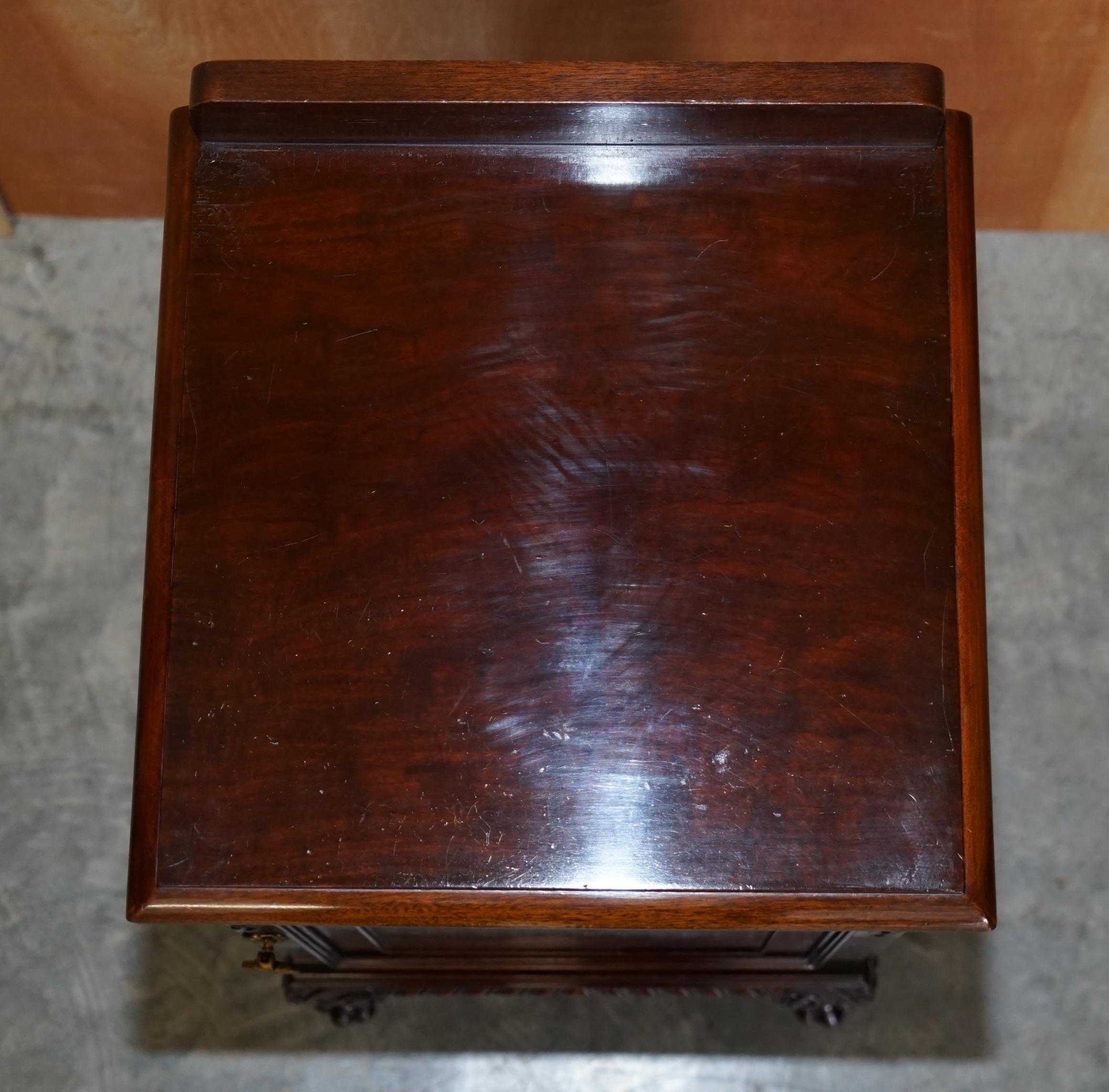 Bois de feuillus Antiquity circa 1900 Side End Table Lion Hair Paw Carved Feet Part of Large Suite en vente