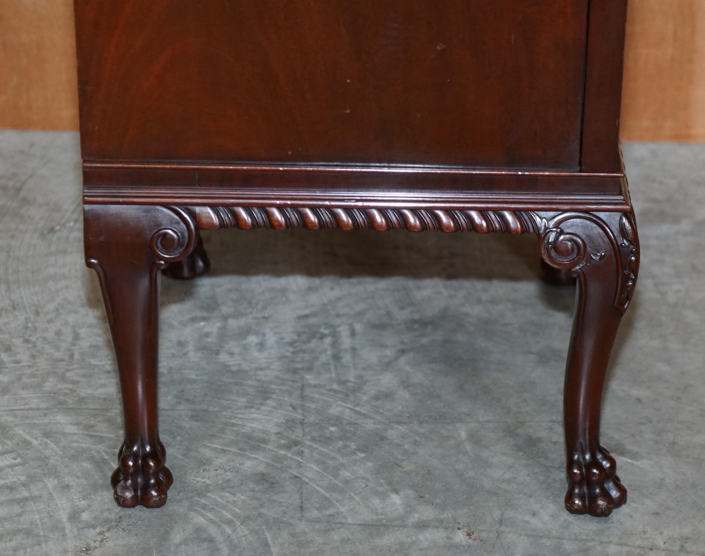 Antiquity circa 1900 Side End Table Lion Hair Paw Carved Feet Part of Large Suite en vente 5