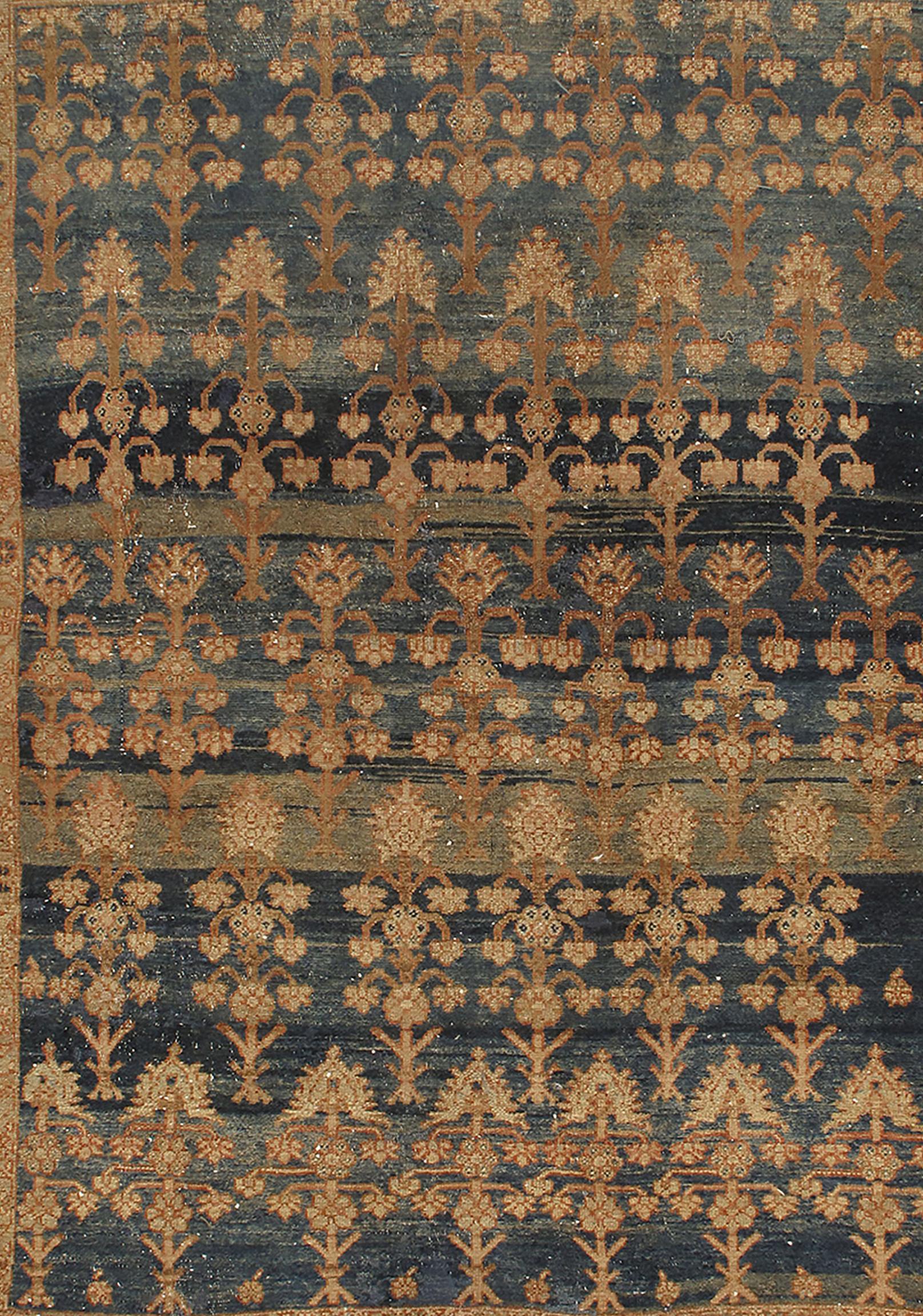 20ième siècle Antiquité, Circa 1900, Tapis Persan Bleu Légèrement Déchiré Malayer 4' x 5'5 en vente