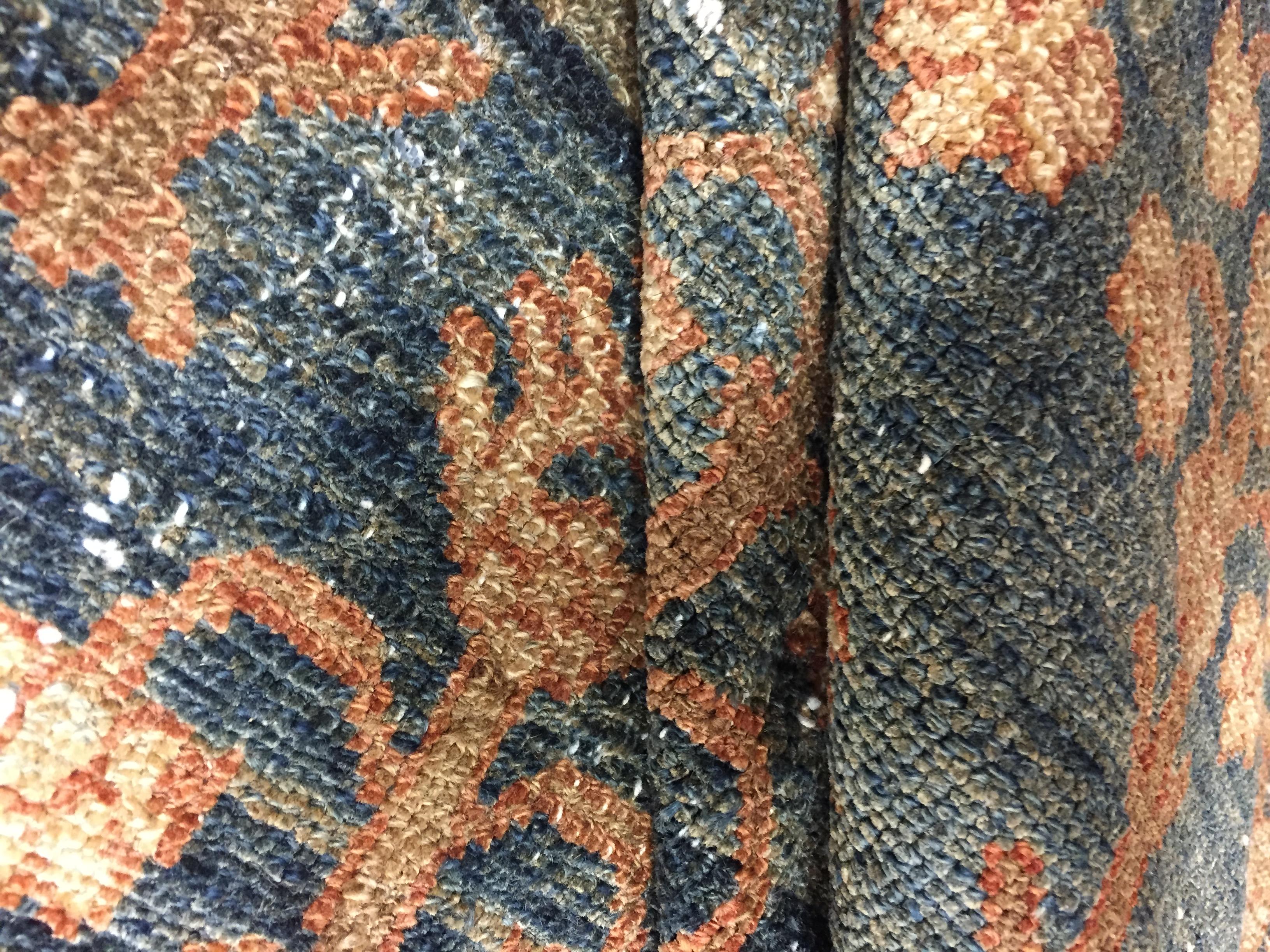 Antike leicht beschädigte persische Malayer Teppich 4 'x 5'5. Eine schöne antike Malayer handgewebten Teppich mit Blautönen und ein abrash in weichen grau. Abrasch ist eine natürliche Farbveränderung, die auftritt, wenn verschiedene Farbstoffe in