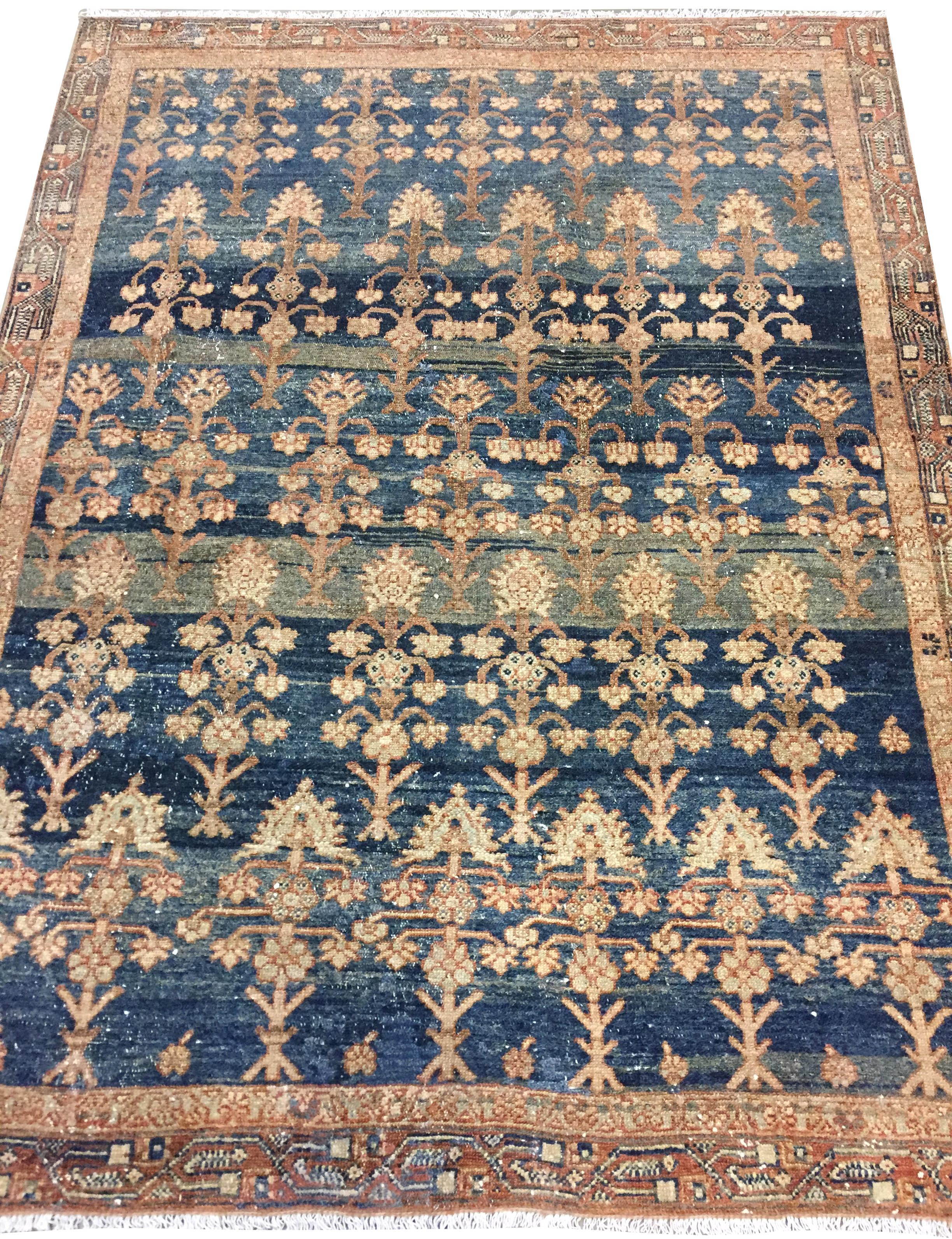 Antiker leicht bearbeiteter persischer blauer Malayer-Teppich im Used-Look um 1900 4' x 5'5 (Persisch) im Angebot