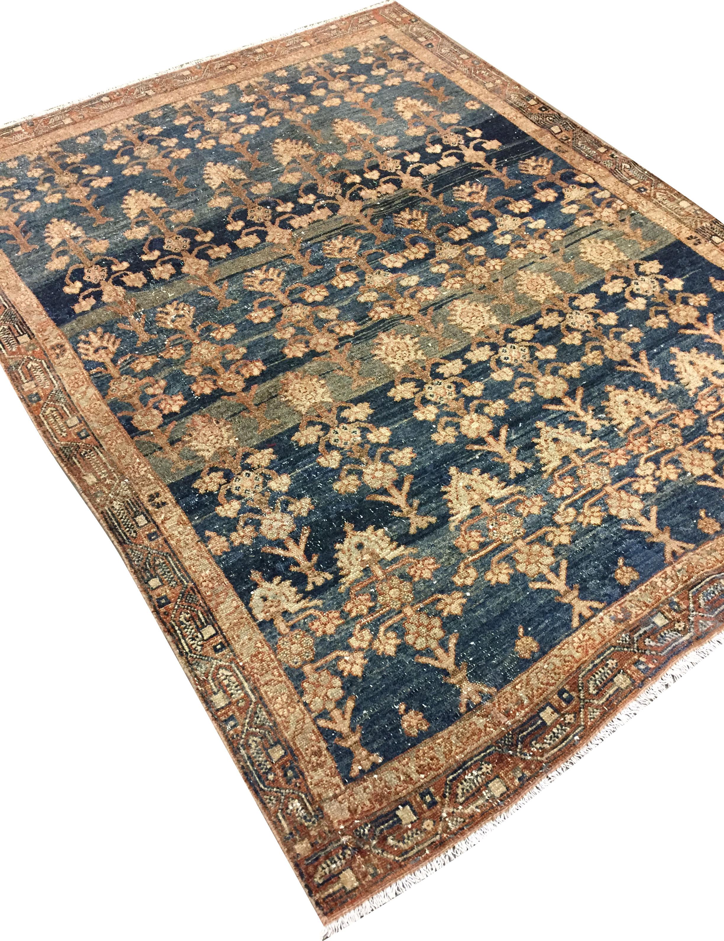 Antiker leicht bearbeiteter persischer blauer Malayer-Teppich im Used-Look um 1900 4' x 5'5 (Handgewebt) im Angebot