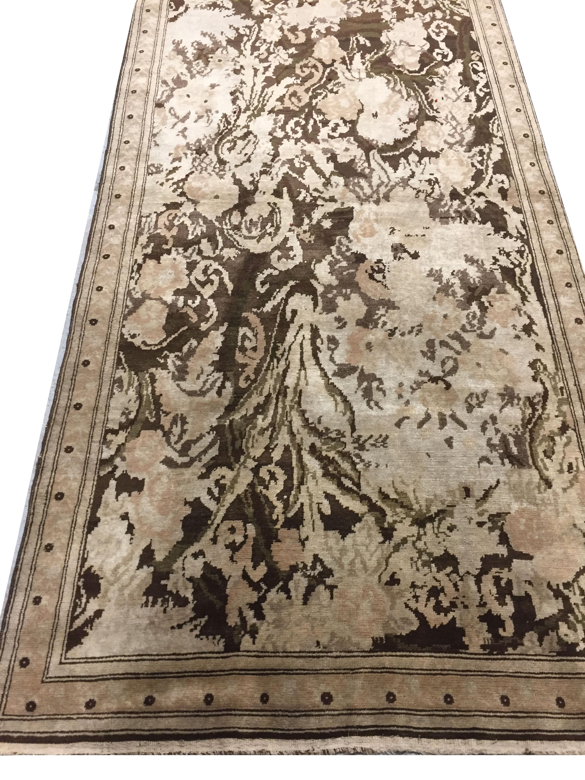 Antiker brauner kaukasischer, gedämpfter Karabagh-Teppich-Läufer, um 1900 (Kaukasisch) im Angebot