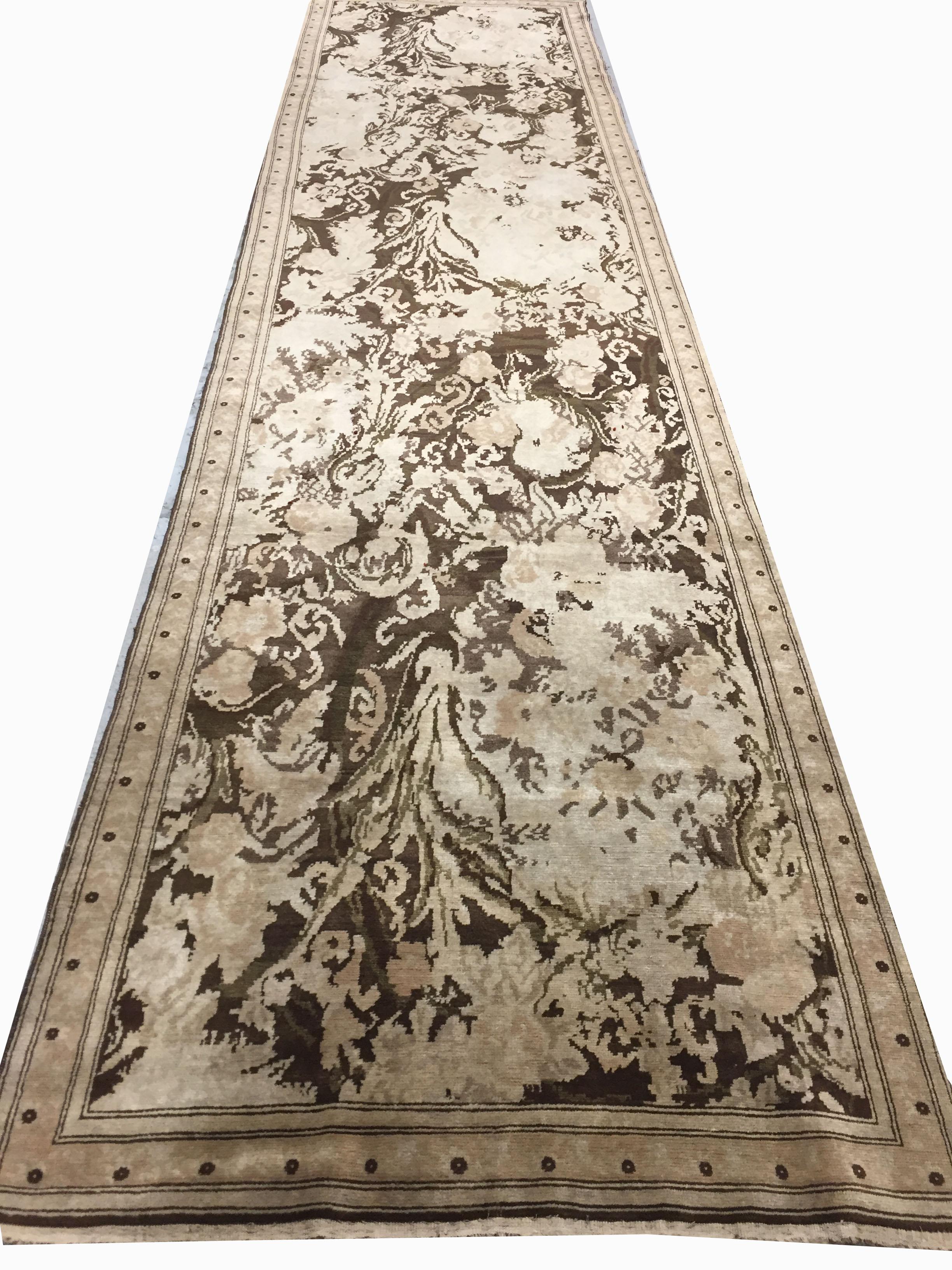 Antiker brauner kaukasischer, gedämpfter Karabagh-Teppich-Läufer, um 1900 (Handgeknüpft) im Angebot