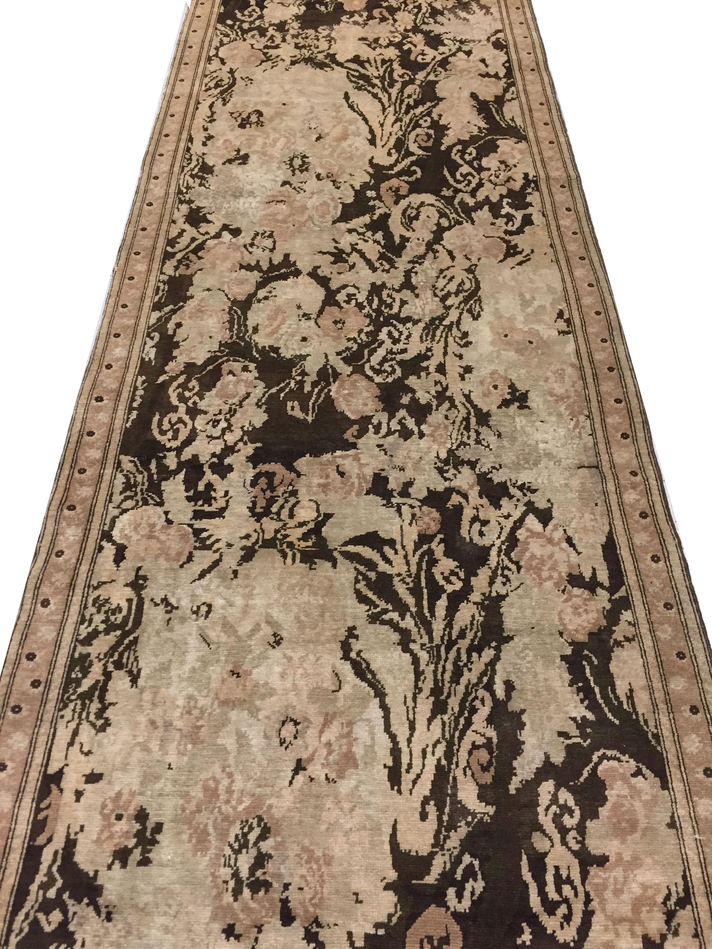 Antiker brauner kaukasischer, gedämpfter Karabagh-Teppich-Läufer, um 1900 im Zustand „Gut“ im Angebot in New York, NY