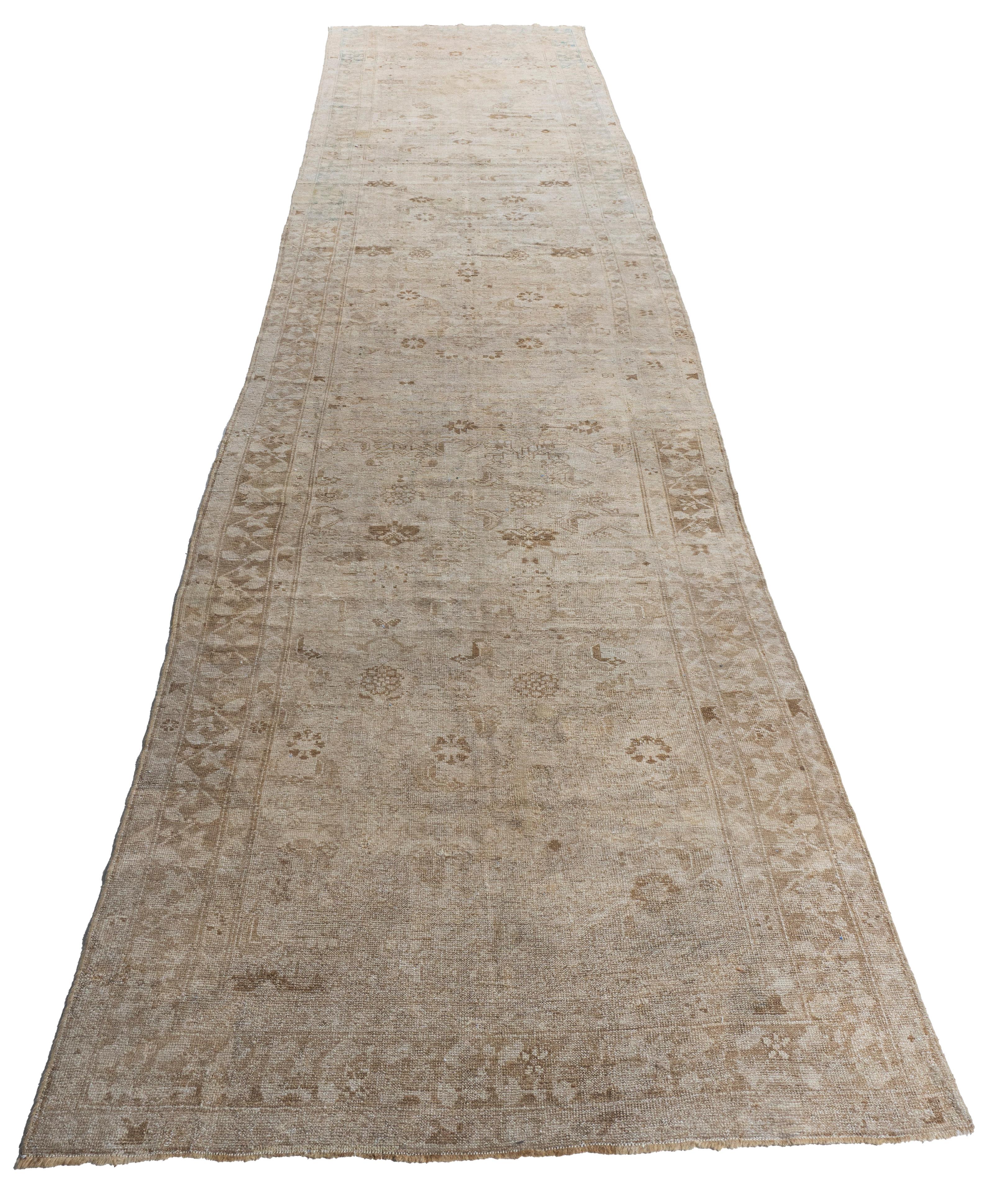 Tapis de couloir Tan Subdued Karabagh noué à la main antique datant d'environ 1900 en vente 3