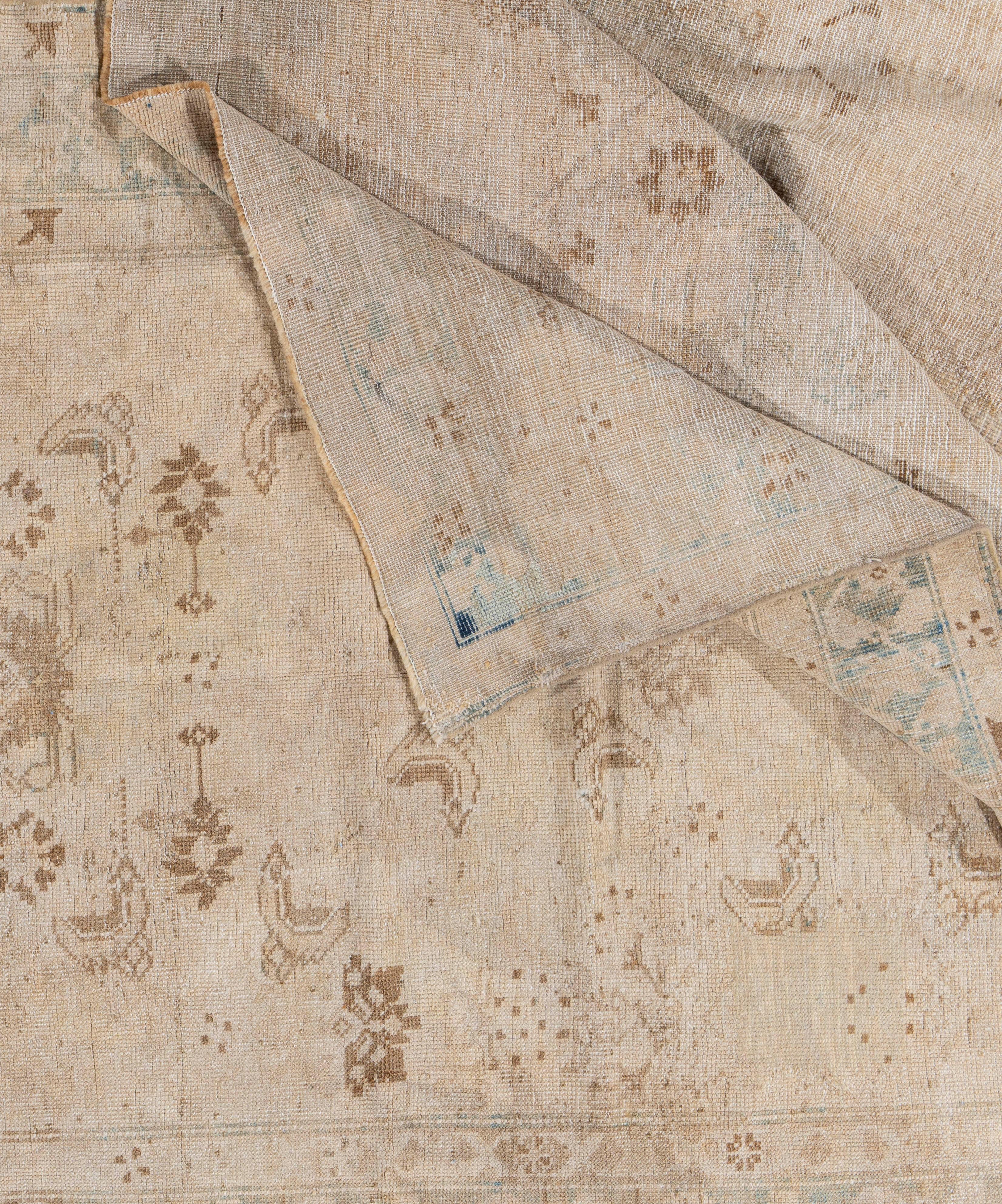 Tapis de couloir Tan Subdued Karabagh noué à la main antique datant d'environ 1900 en vente 4
