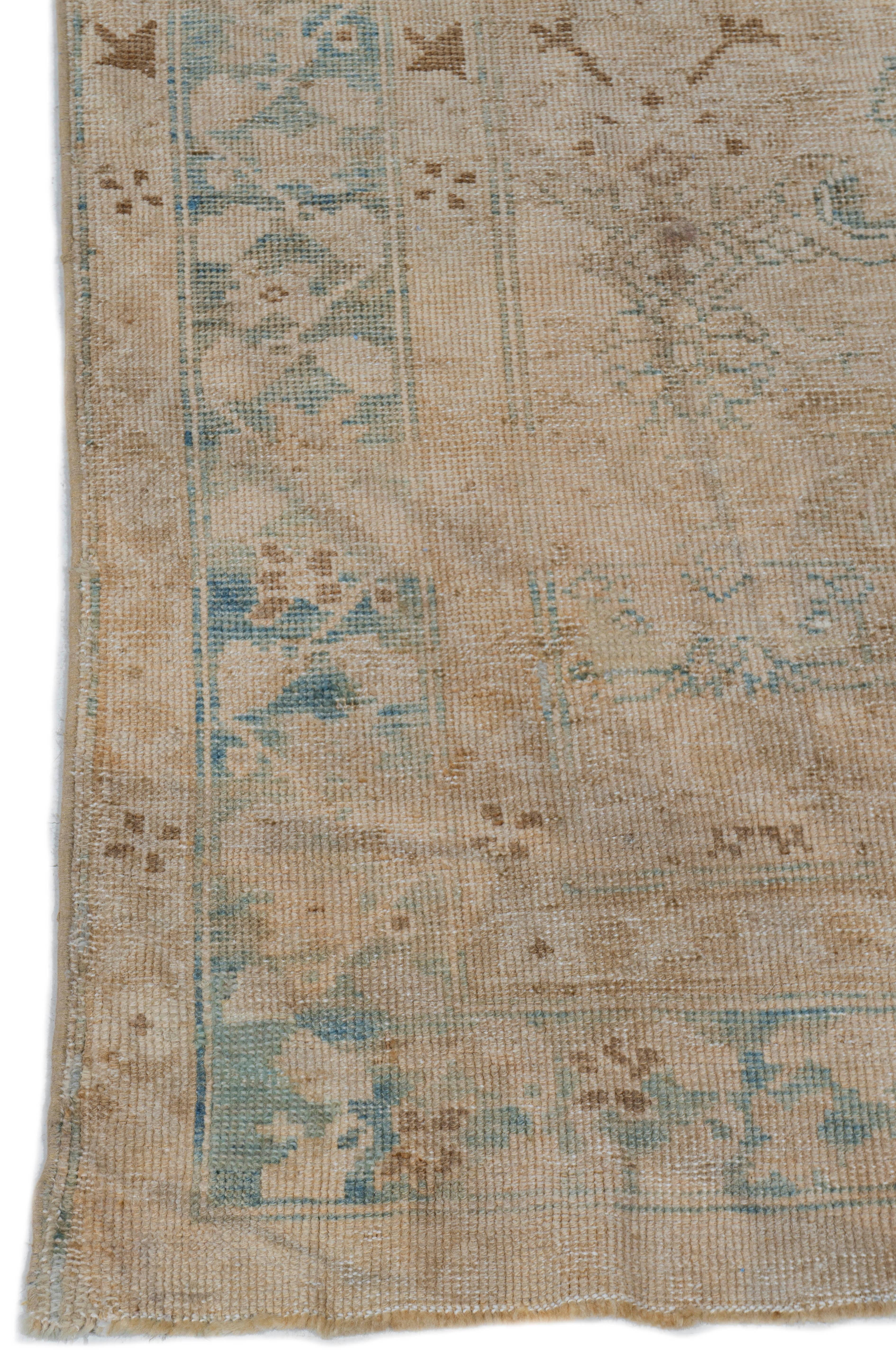 Tapis de couloir Tan Subdued Karabagh noué à la main antique datant d'environ 1900 en vente 6