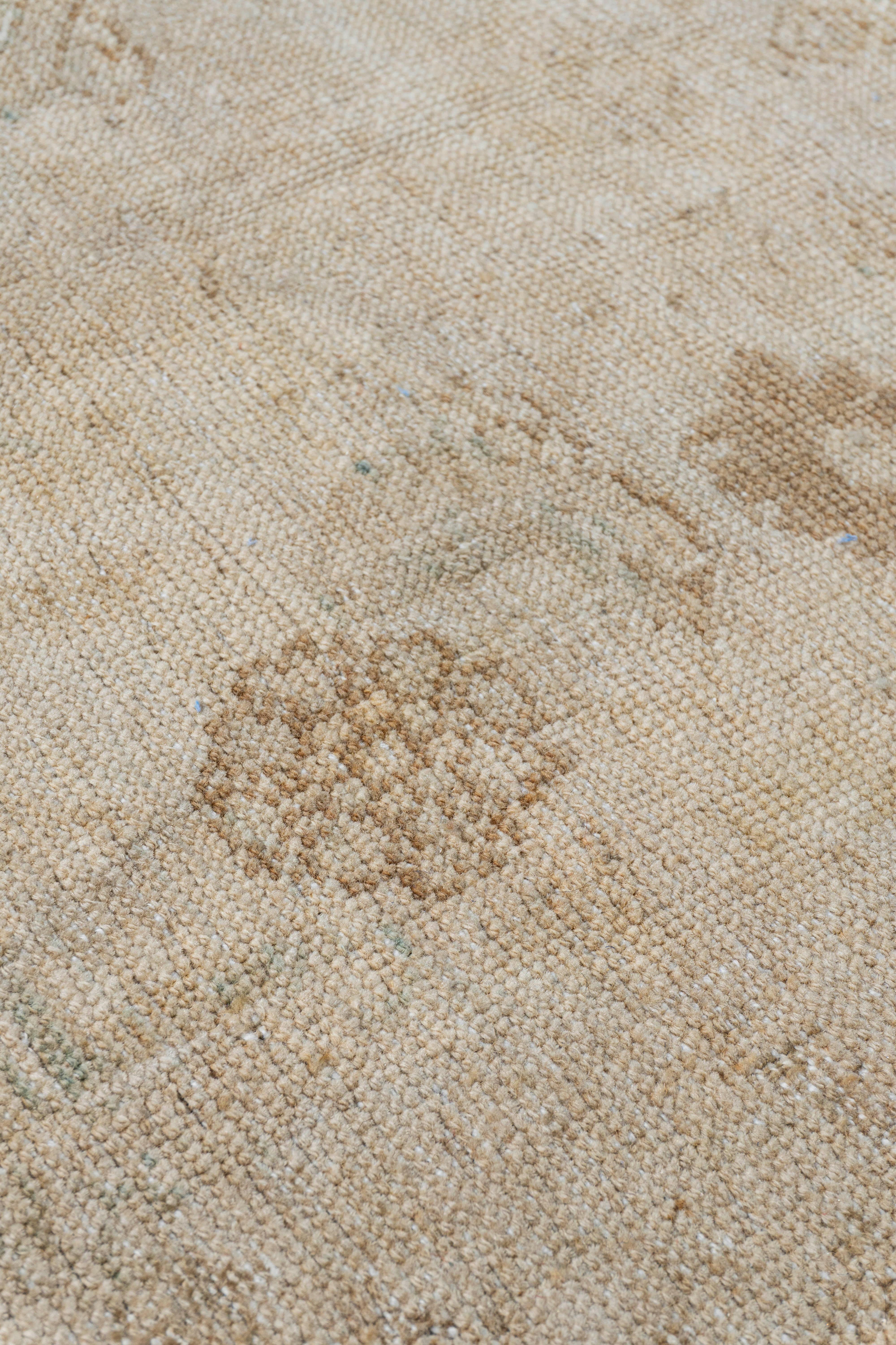 Noué à la main Tapis de couloir Tan Subdued Karabagh noué à la main antique datant d'environ 1900 en vente
