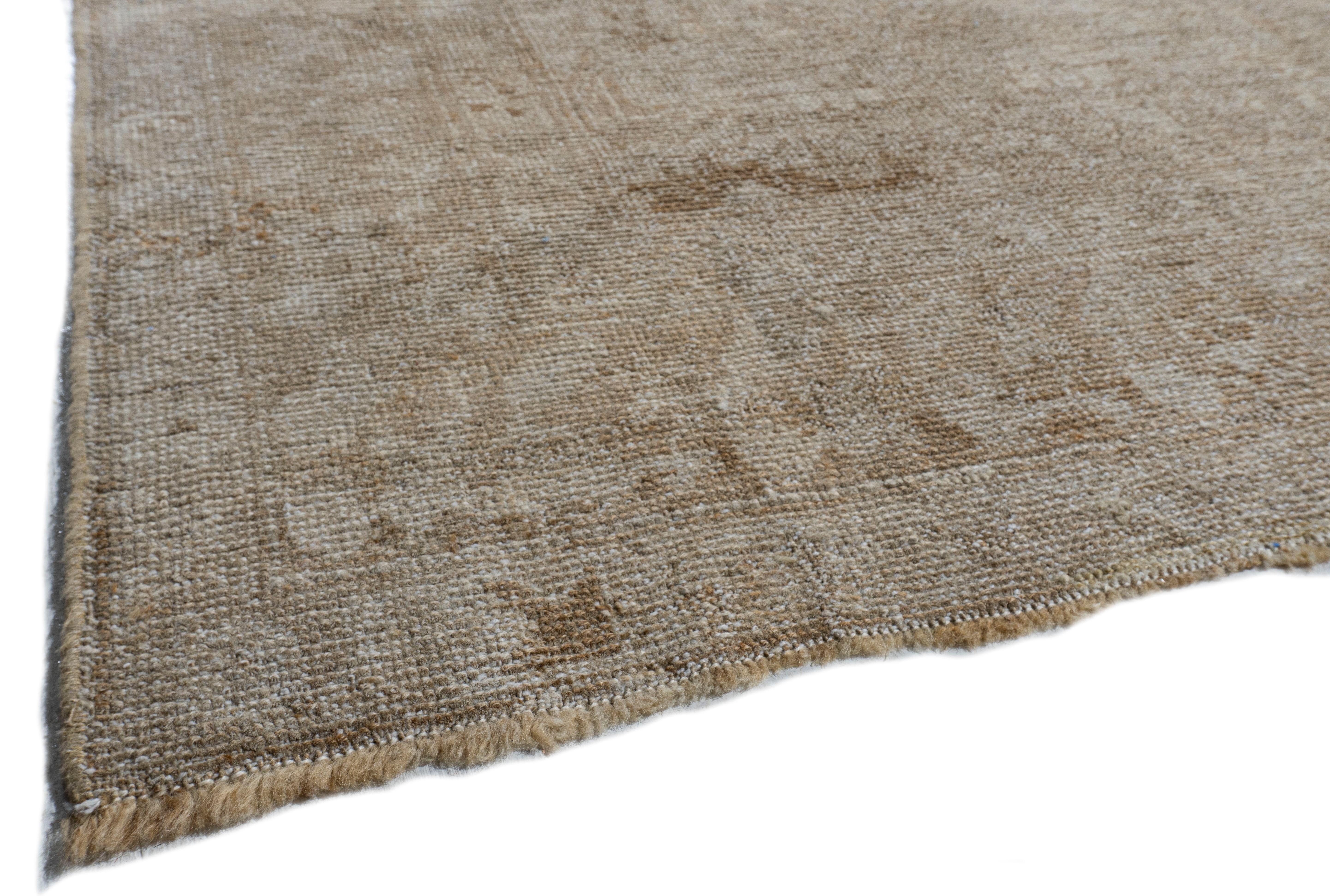 Tapis de couloir Tan Subdued Karabagh noué à la main antique datant d'environ 1900 en vente 2