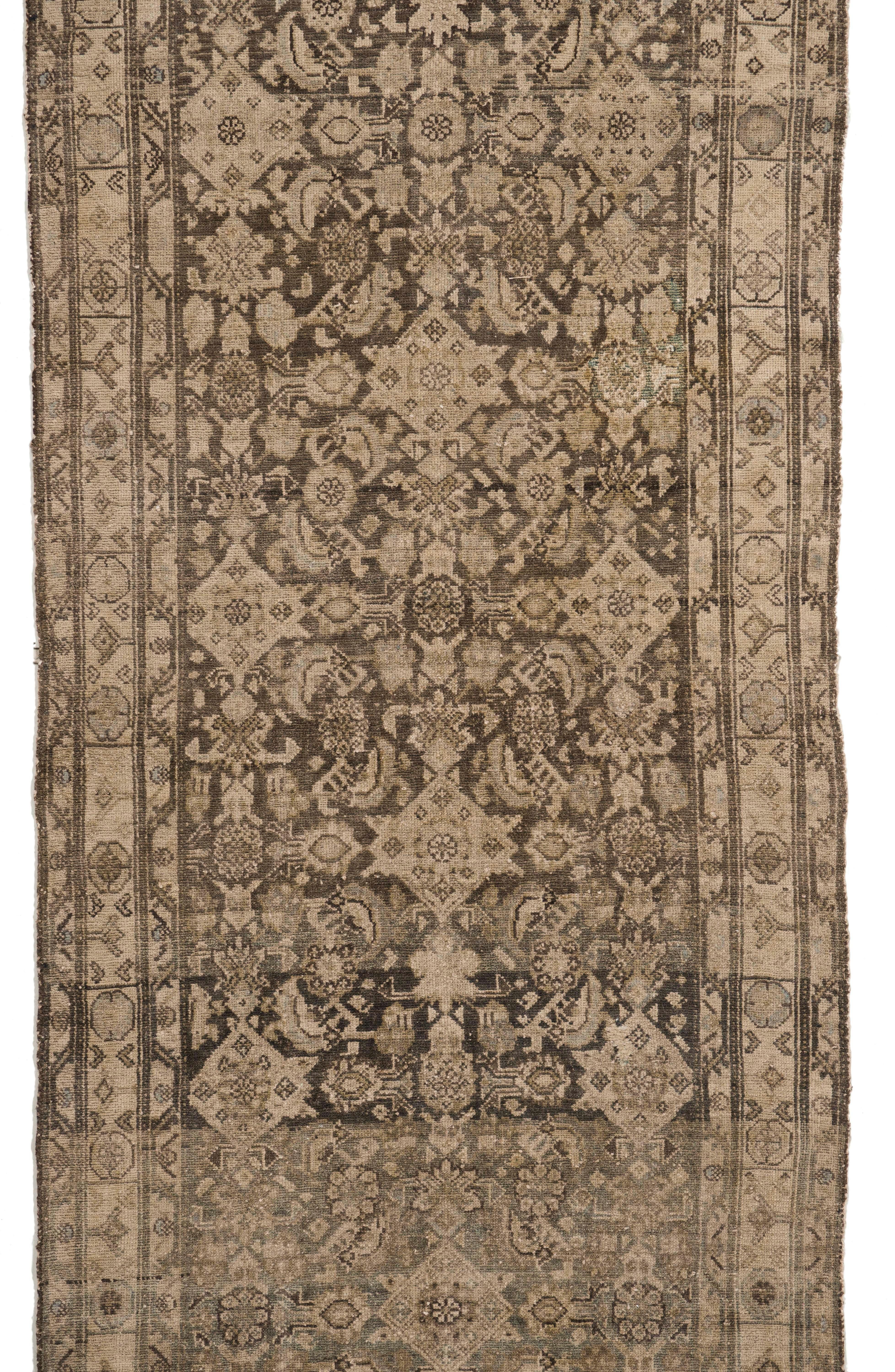 Annodato a mano Antico runner annodato a mano di Malayer, circa 1900, di colore taupe, 3'4 x 27'7 in vendita