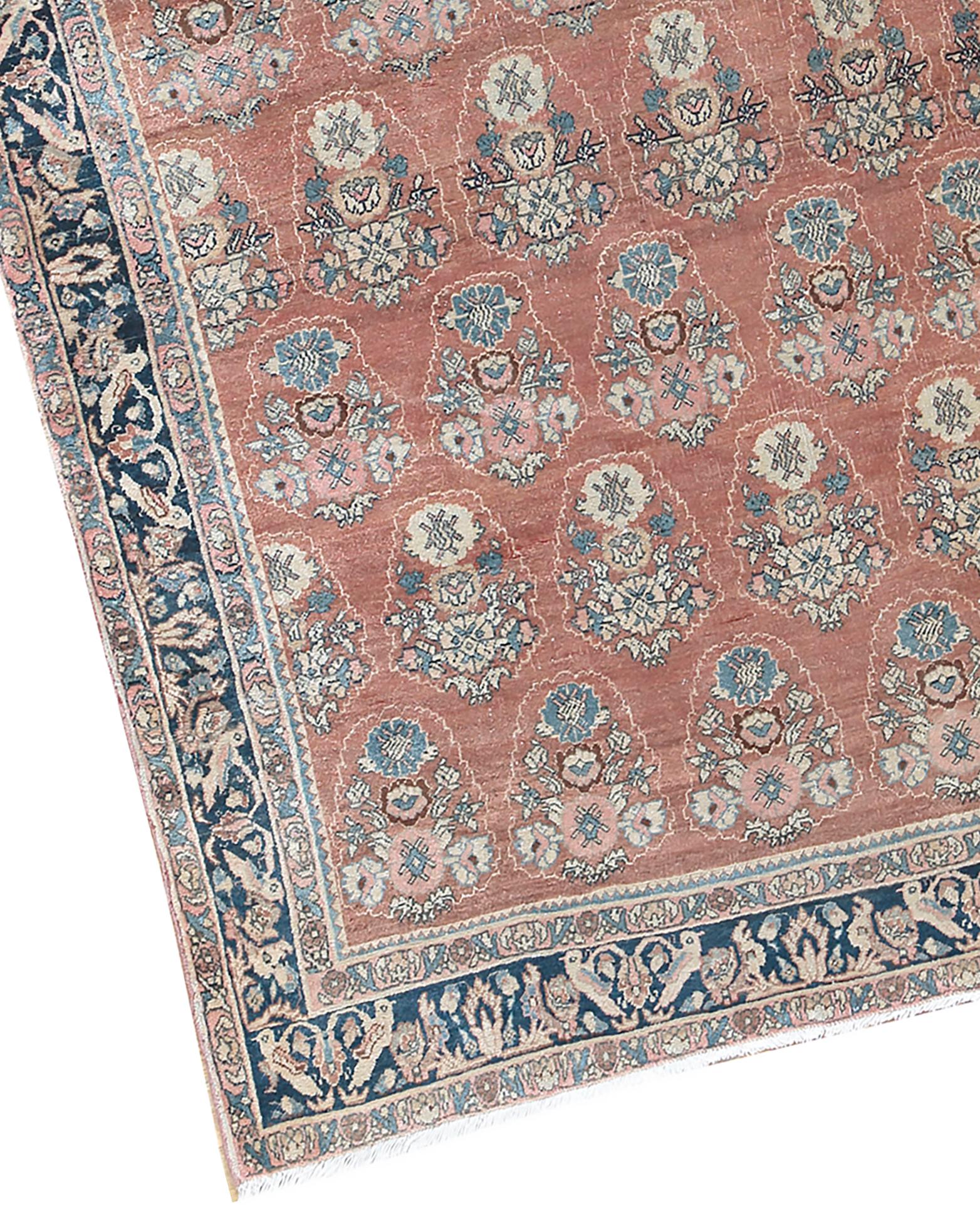 3'7 x 5'3. Dieser Bidjar-Teppich, circa 1900, hat ein sich wiederholendes Blumenmuster, das von einer tiefblauen Bordüre umschlossen ist. Ein wahrer Genuss für das Auge. 