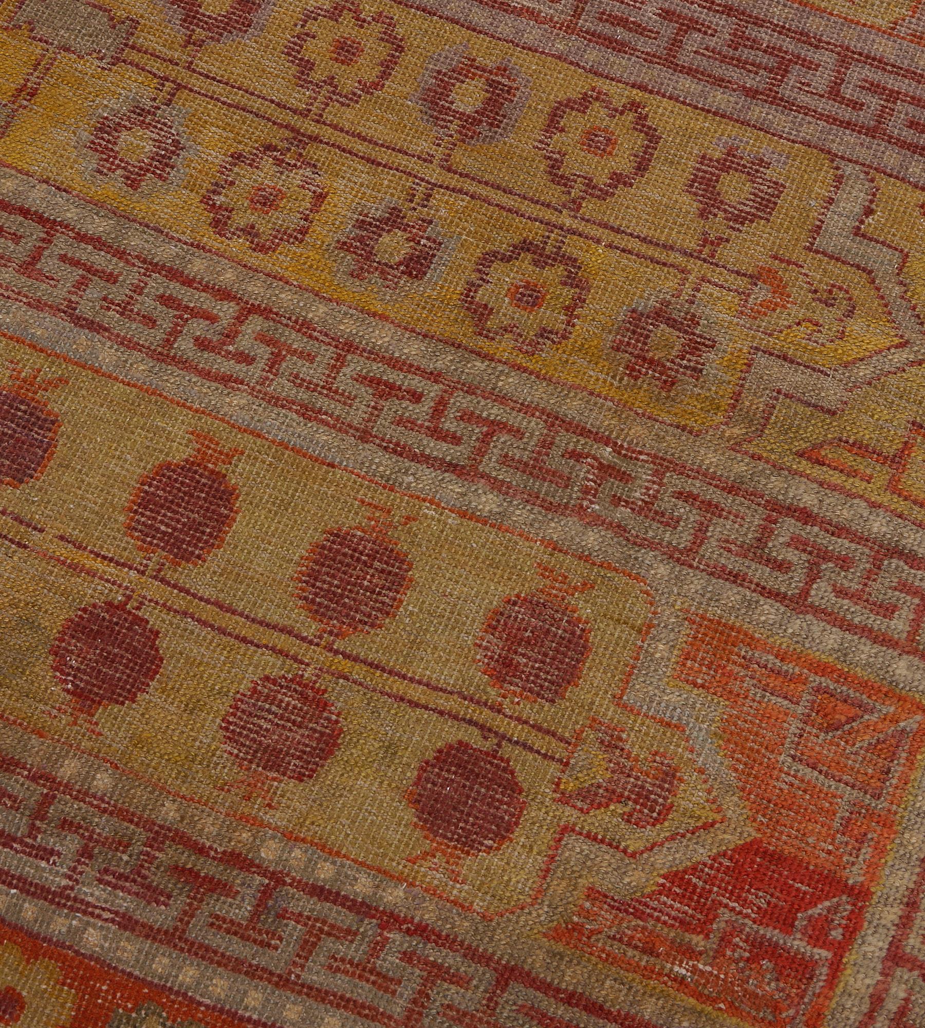XX secolo Antico Runner Khotan a pannelli in lana rossa e gialla del 1800 circa in vendita