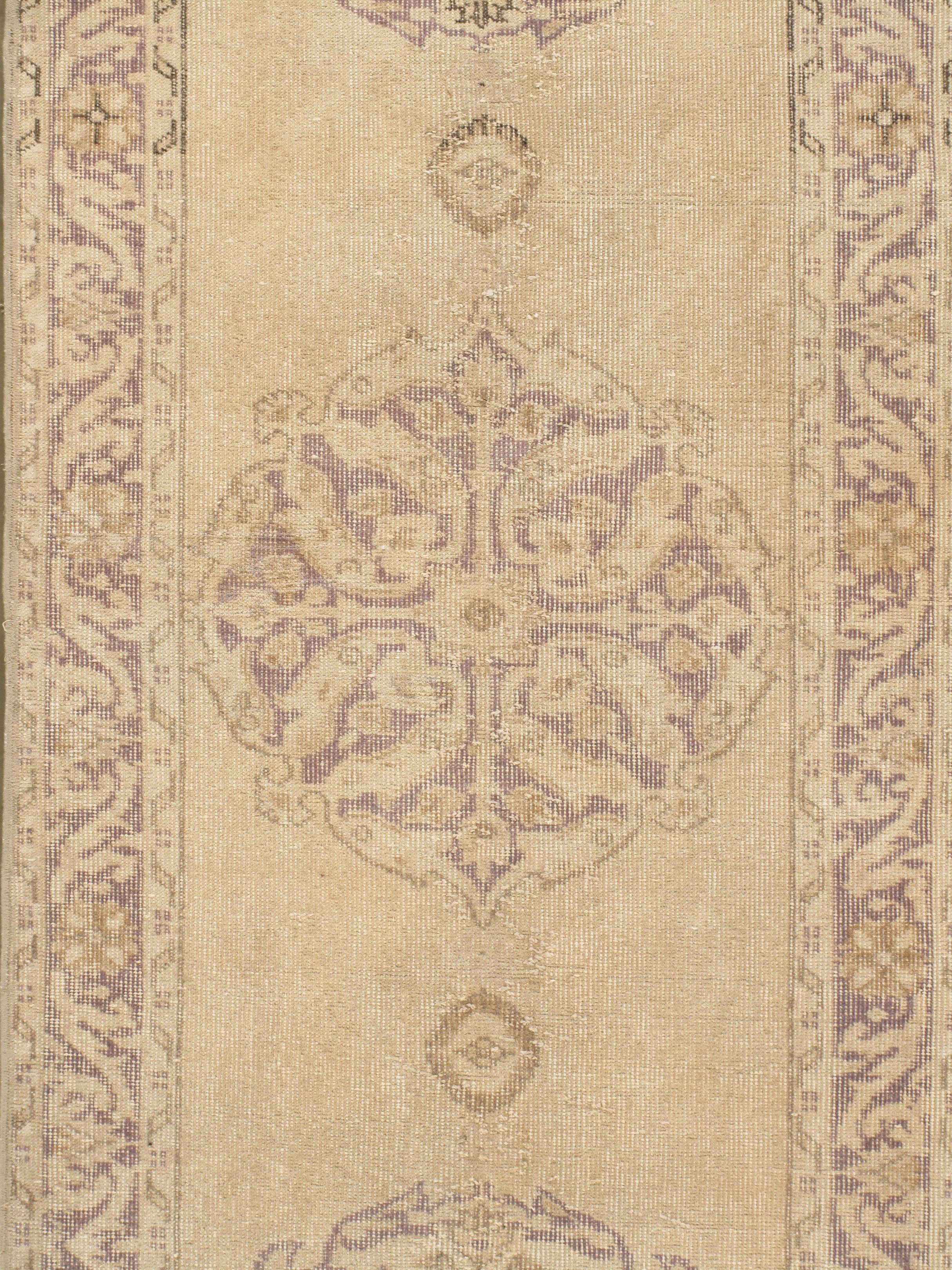 Antiker türkischer hafermehlfarbener Shabby Chic Sivas-Teppich-Läufer aus der Zeit um 1900 2'10 x 10'5 im Zustand „Gut“ im Angebot in New York, NY
