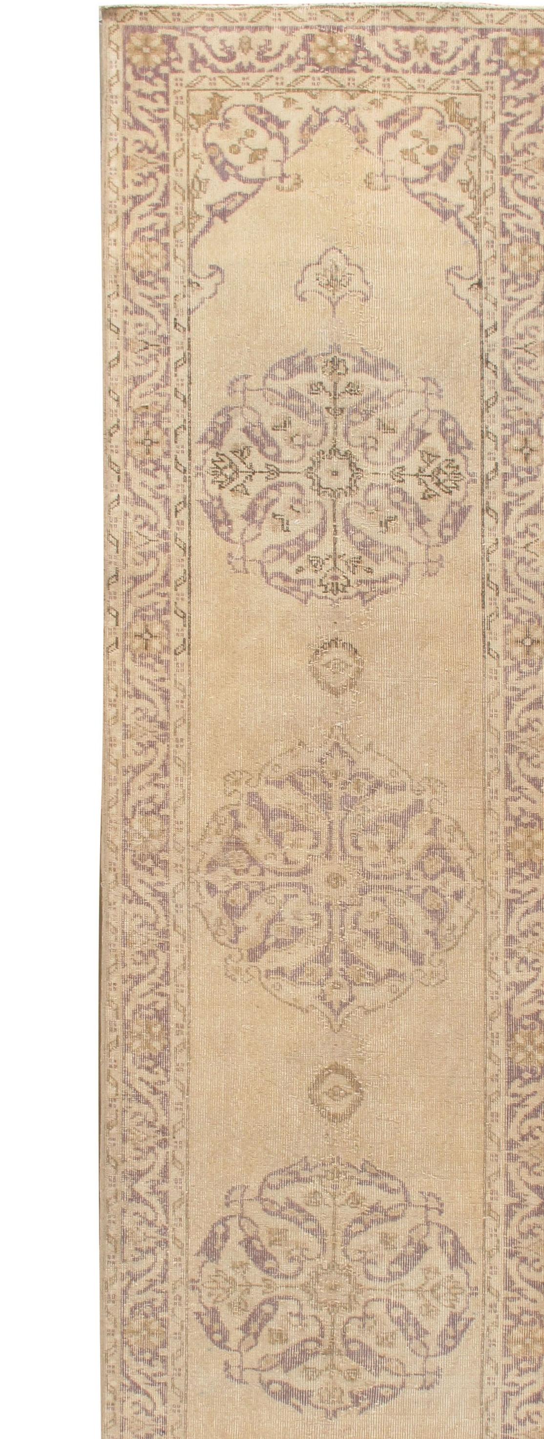 Antiker türkischer hafermehlfarbener Shabby Chic Sivas-Teppich-Läufer aus der Zeit um 1900 2'10 x 10'5 (19. Jahrhundert) im Angebot