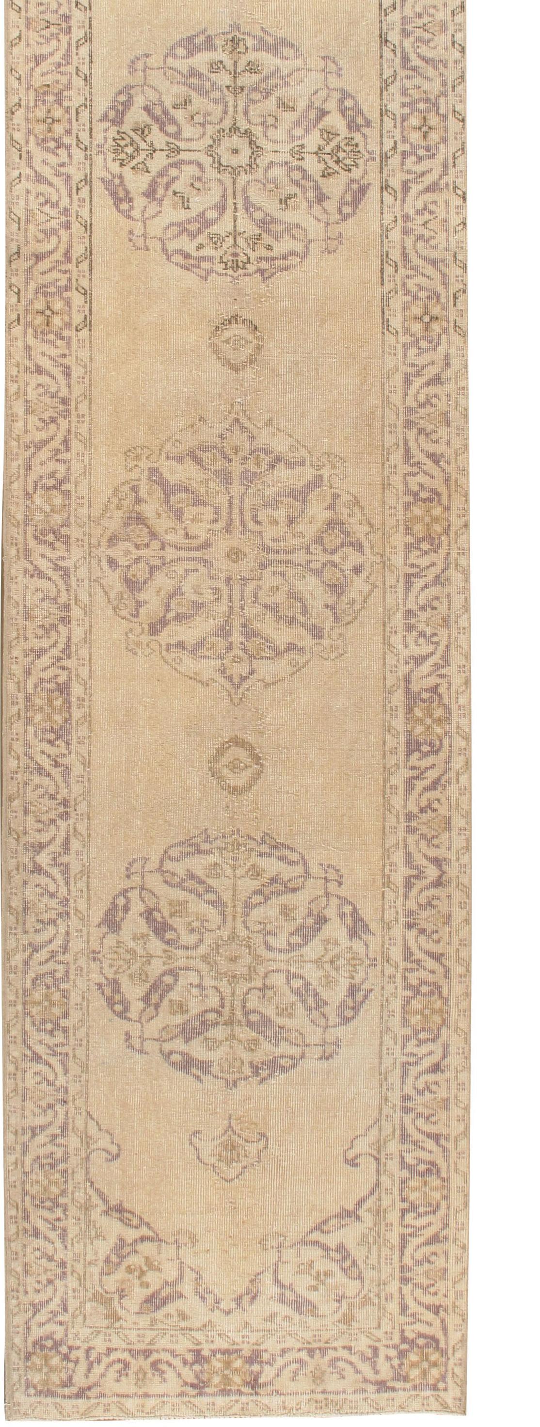 Antiker türkischer hafermehlfarbener Shabby Chic Sivas-Teppich-Läufer aus der Zeit um 1900 2'10 x 10'5 (Wolle) im Angebot