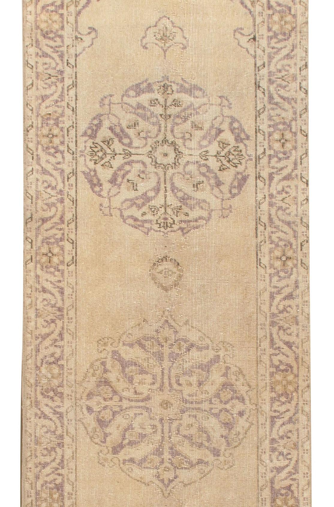 Antiker türkischer hafermehlfarbener Shabby Chic Sivas-Teppich-Läufer aus der Zeit um 1900 2'10 x 10'5 im Angebot 1