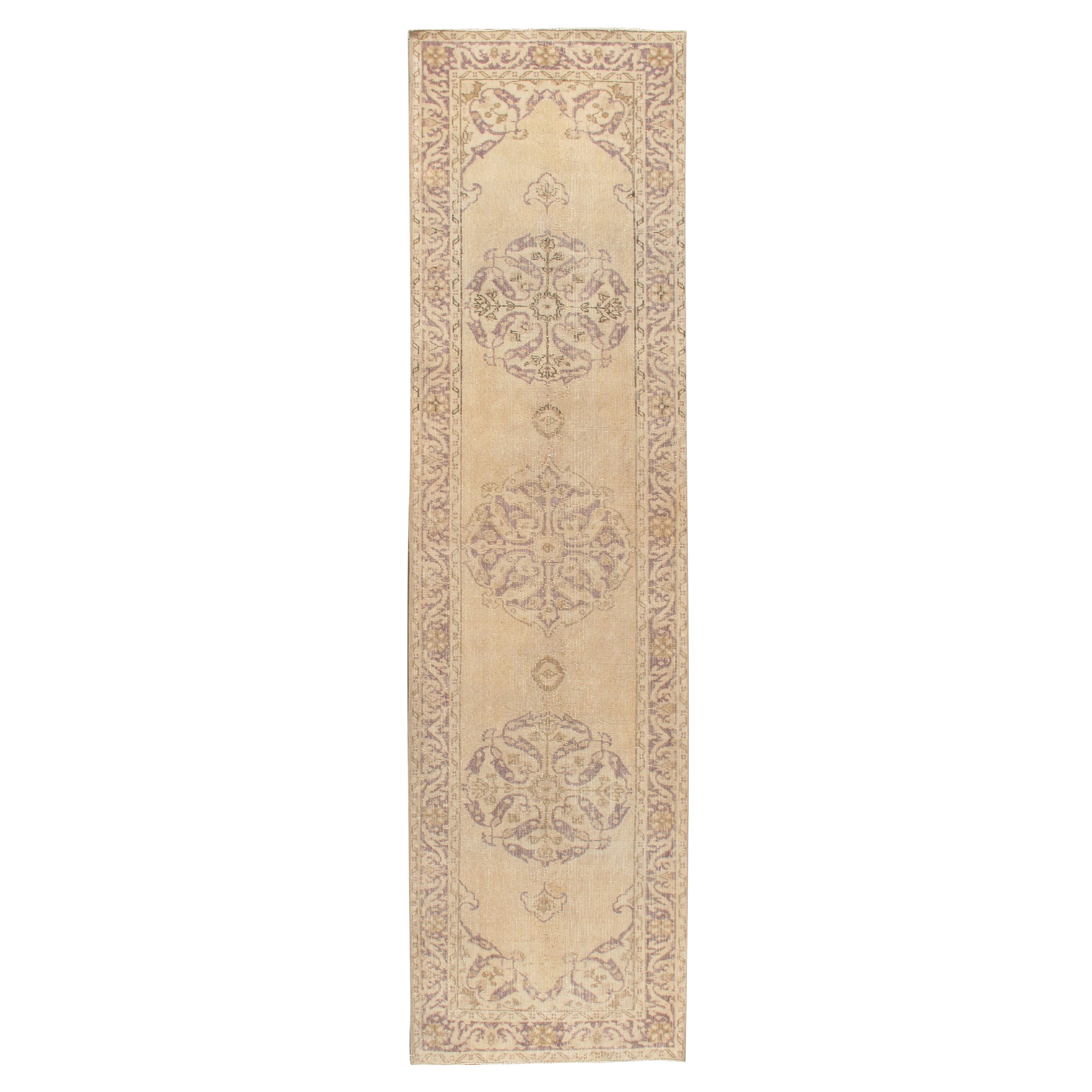 Antiker türkischer hafermehlfarbener Shabby Chic Sivas-Teppich-Läufer aus der Zeit um 1900 2
10 x 10
5 im Angebot