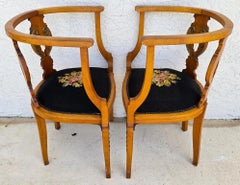 Conjunto de 2 sillas de esquina con forma de barril de estilo victoriano, de época, de alrededor de 1900