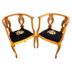 Conjunto de 2 sillas de esquina con forma de barril de estilo victoriano, de época, de alrededor de 1900