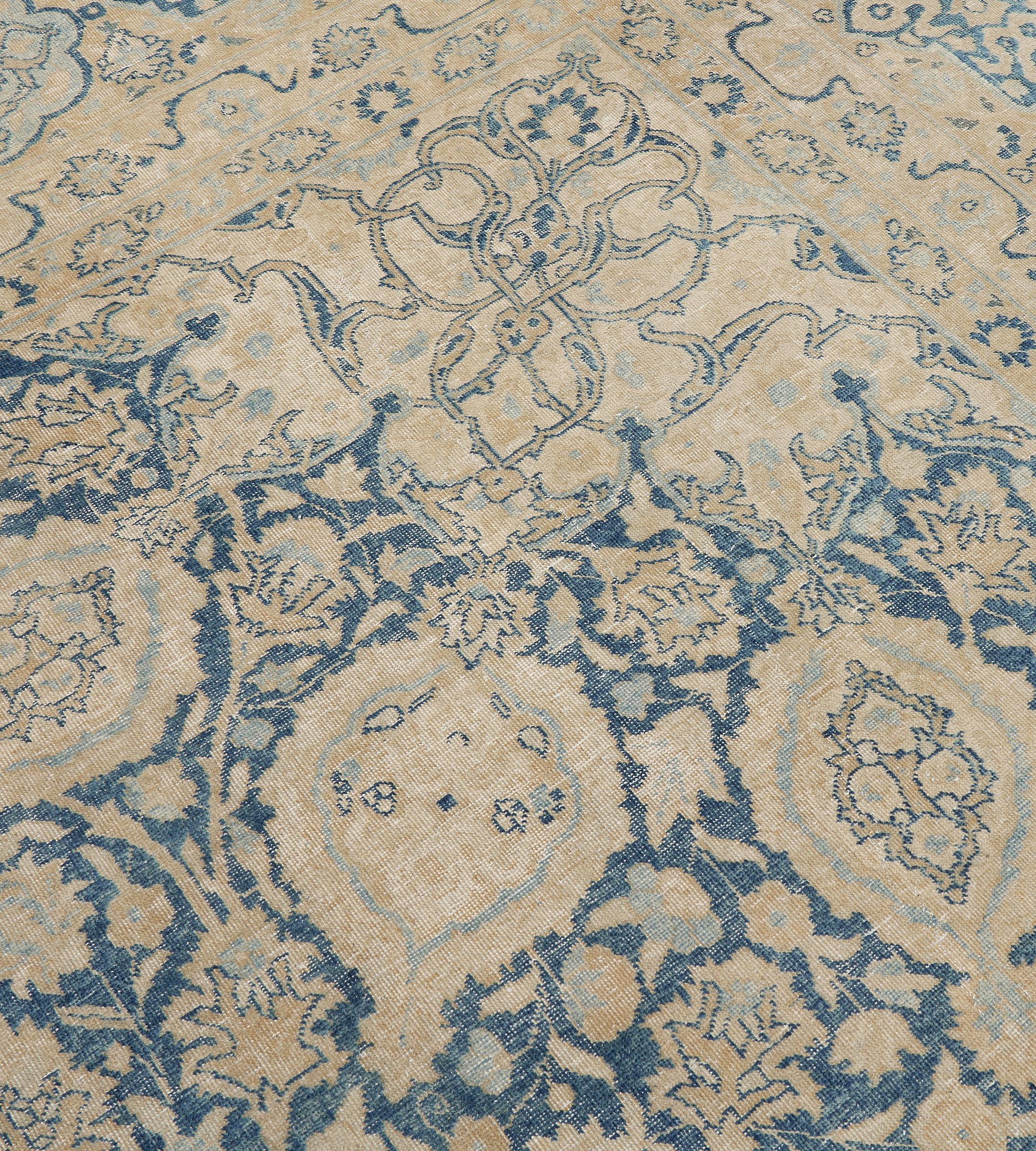 Annodato a mano Antico tappeto Tabriz persiano floreale blu in lana del CIRCA 1900 in vendita