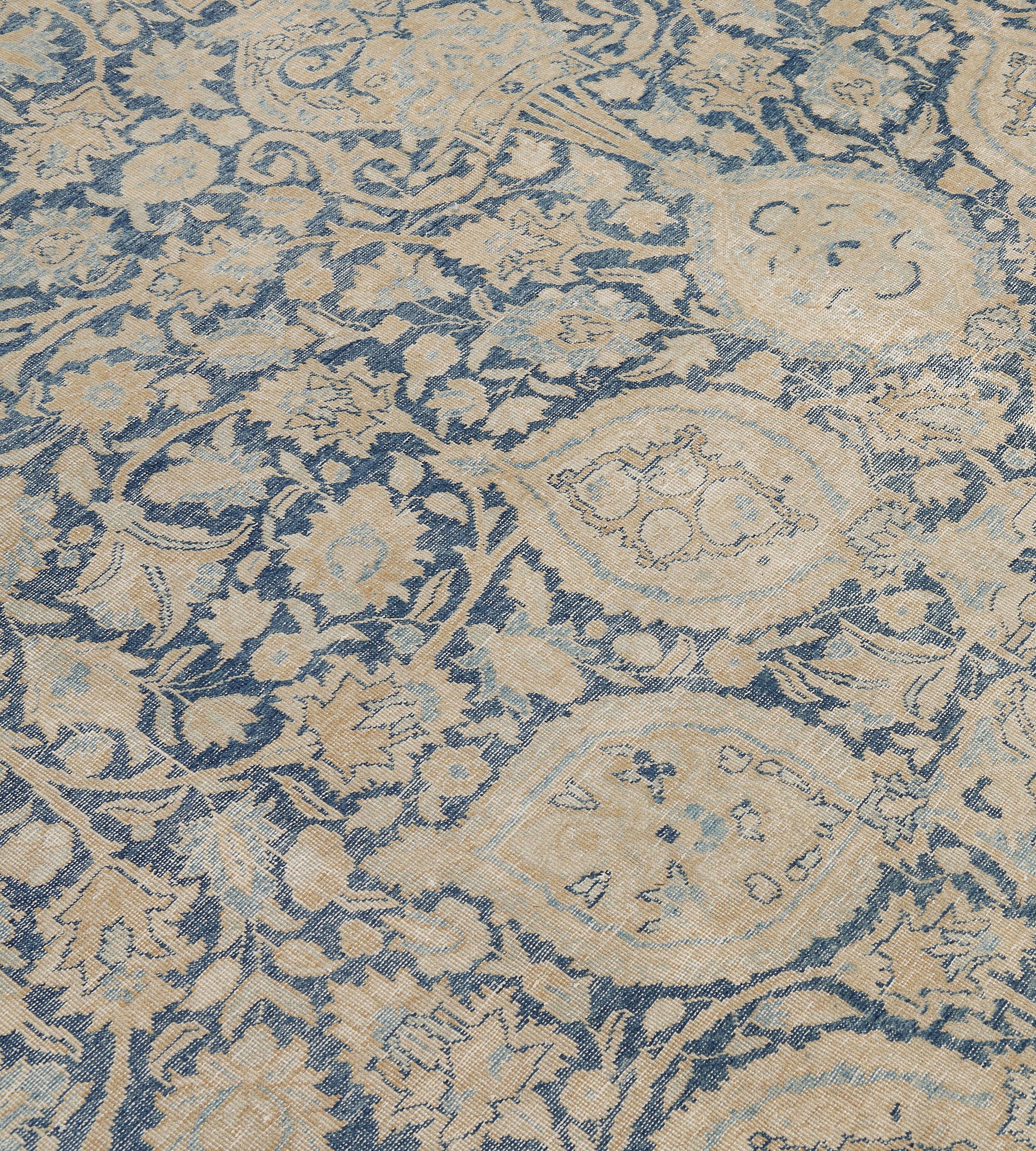 XX secolo Antico tappeto Tabriz persiano floreale blu in lana del CIRCA 1900 in vendita