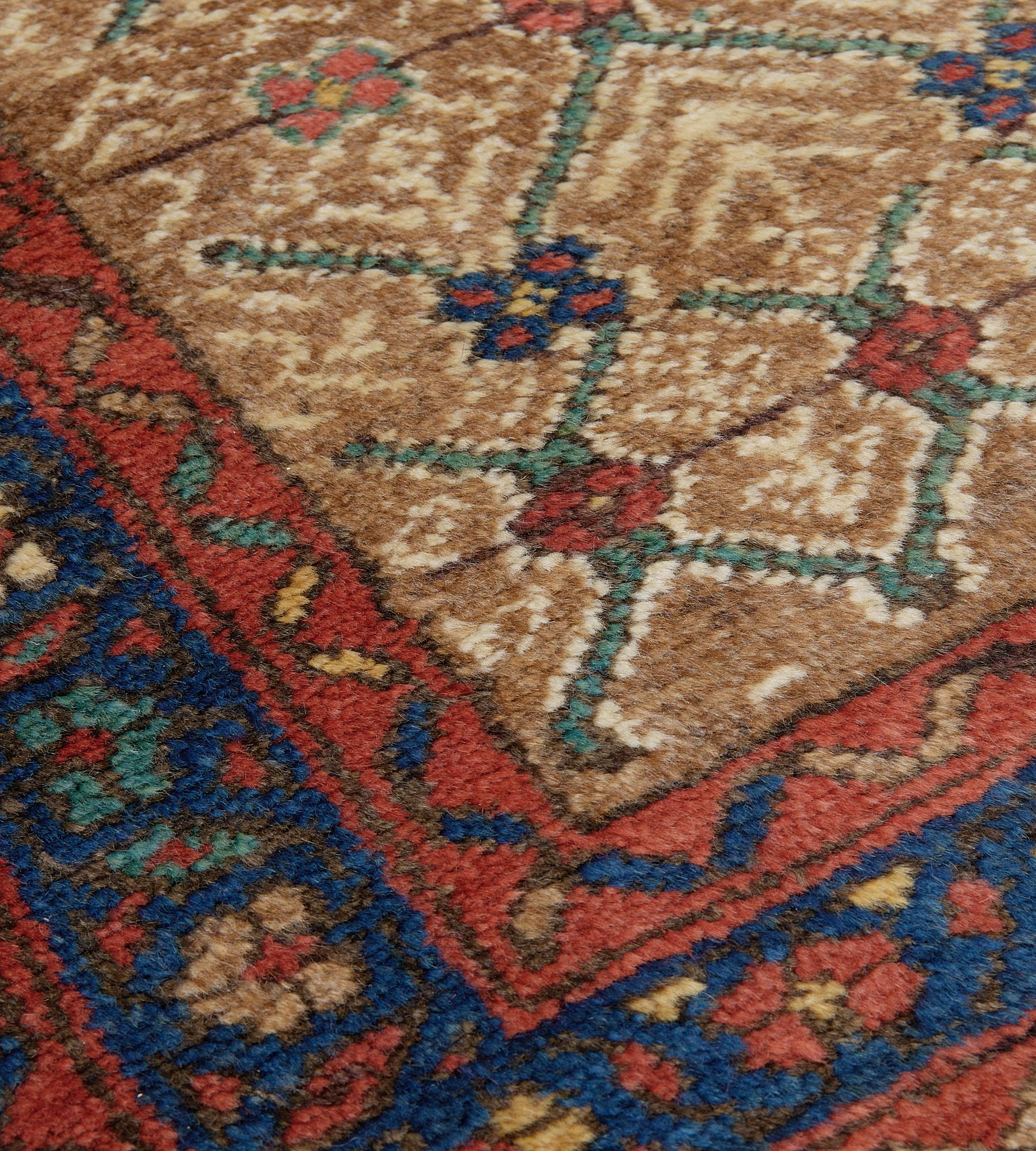 Antico, CIRCA 1900, runner persiano in lana con motivi floreali in vendita 1