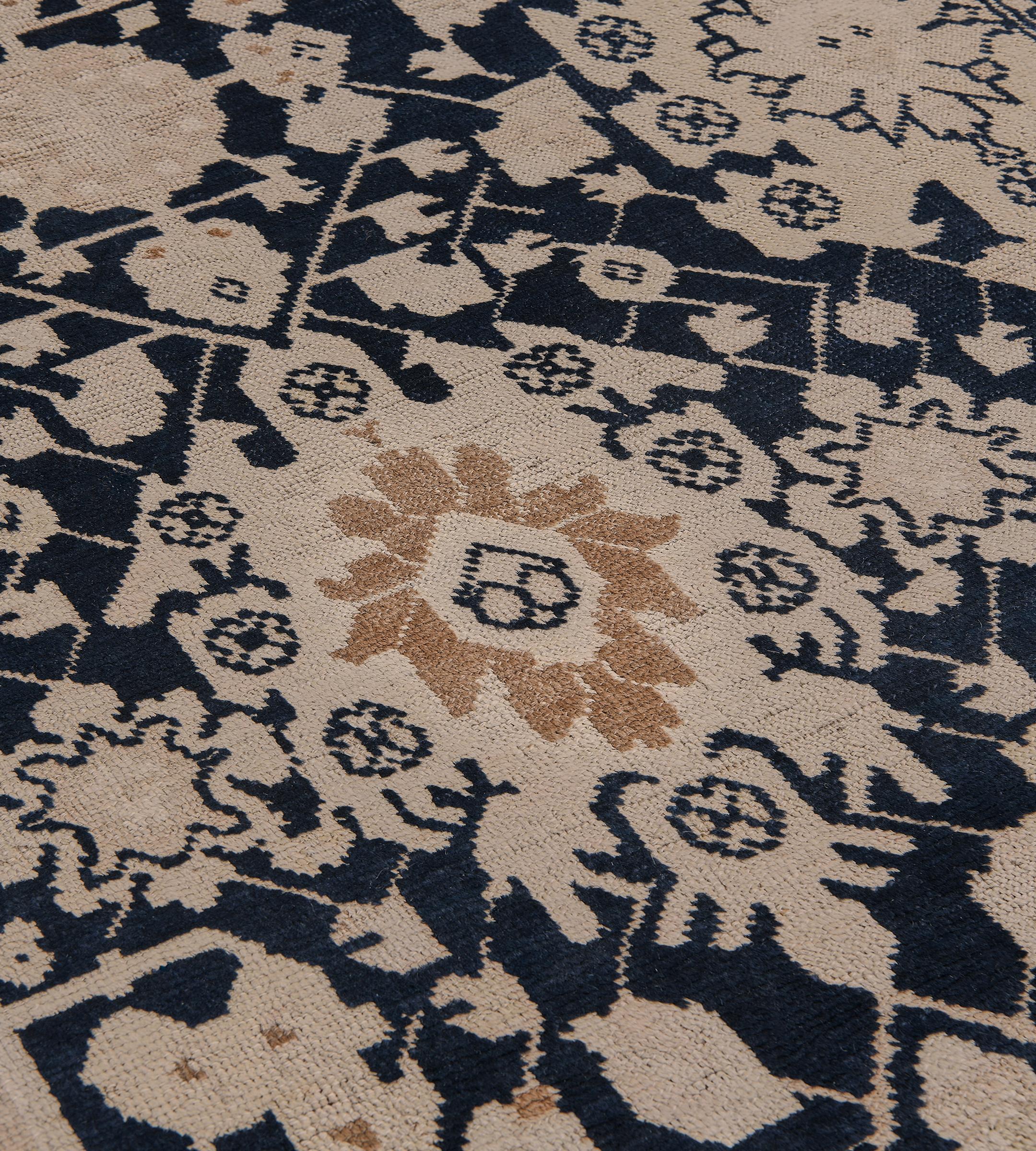 Caucasien Antiquités Circa-1900 Chemin de table en laine nouée à la main avec motifs floraux du Karabagh en vente