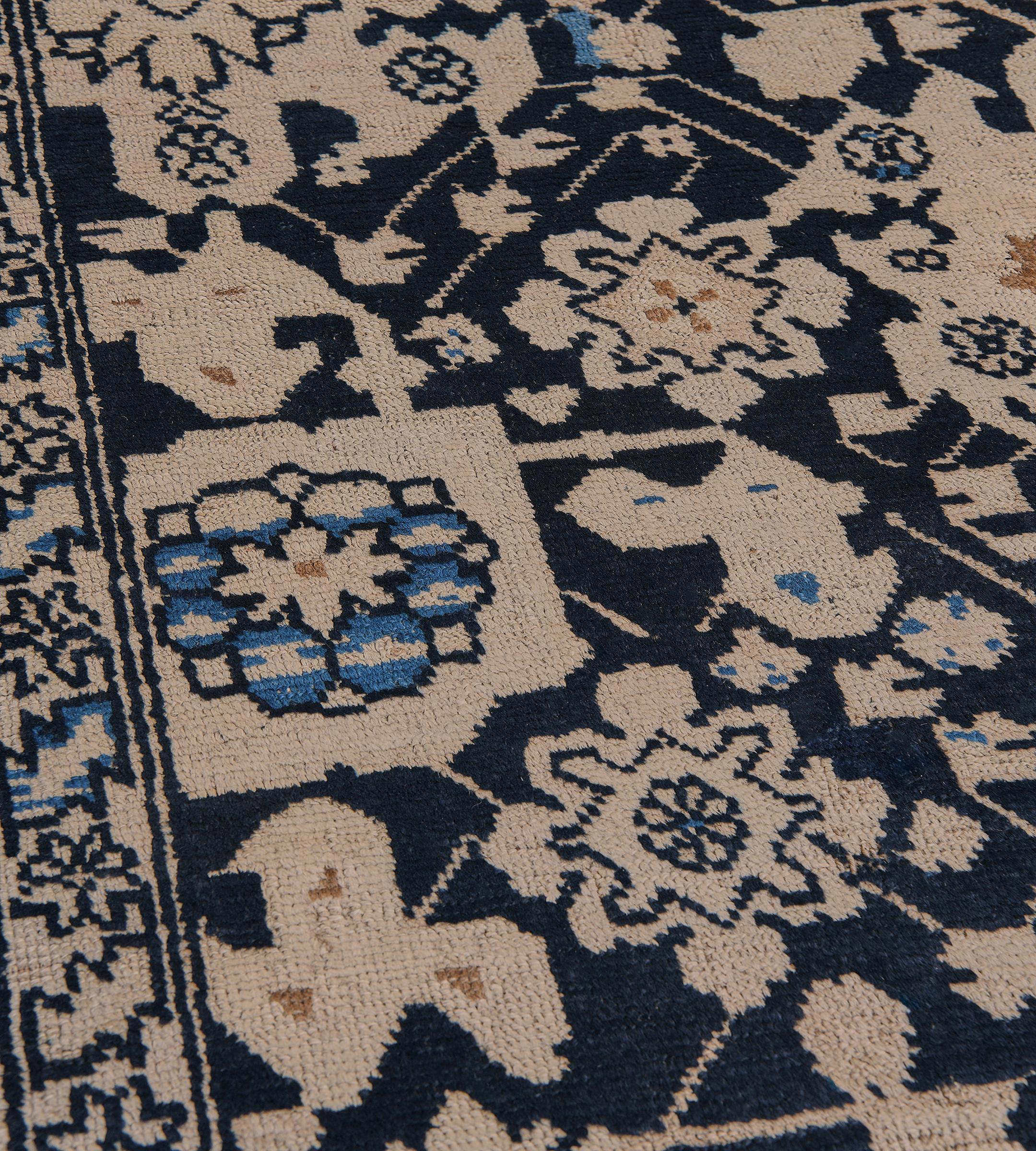 Noué à la main Antiquités Circa-1900 Chemin de table en laine nouée à la main avec motifs floraux du Karabagh en vente