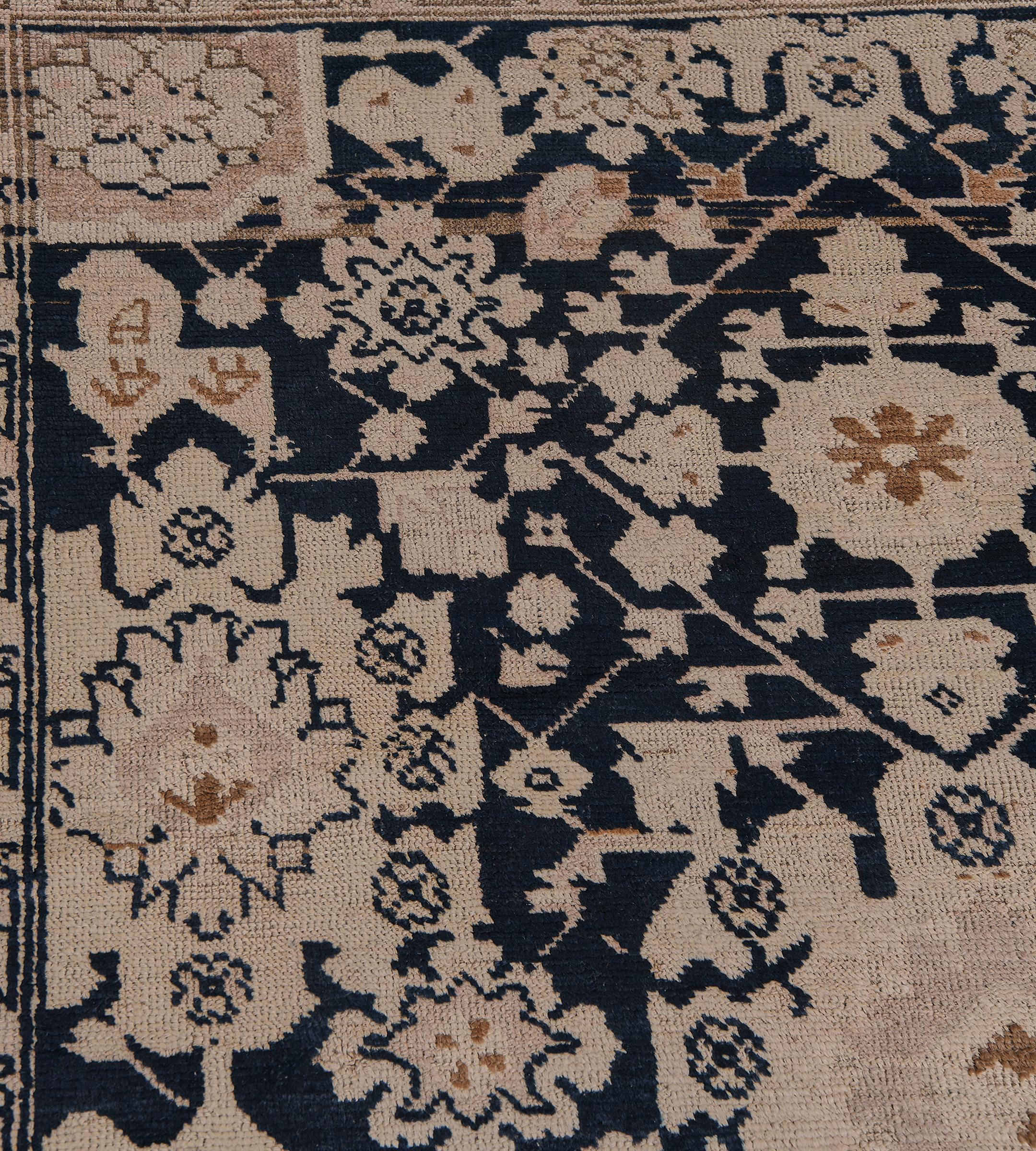 Antiquités Circa-1900 Chemin de table en laine nouée à la main avec motifs floraux du Karabagh Bon état - En vente à West Hollywood, CA