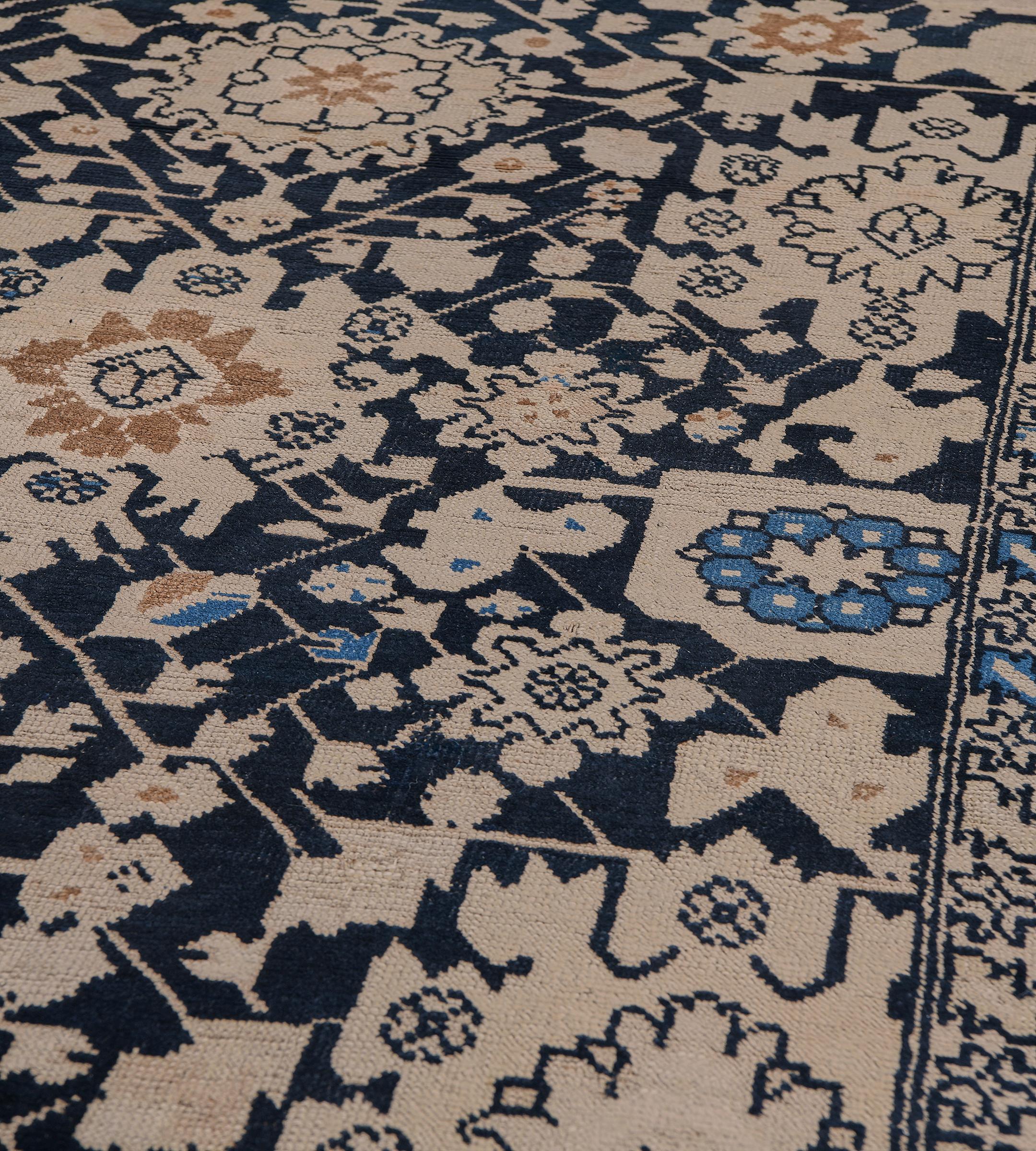 20ième siècle Antiquités Circa-1900 Chemin de table en laine nouée à la main avec motifs floraux du Karabagh en vente