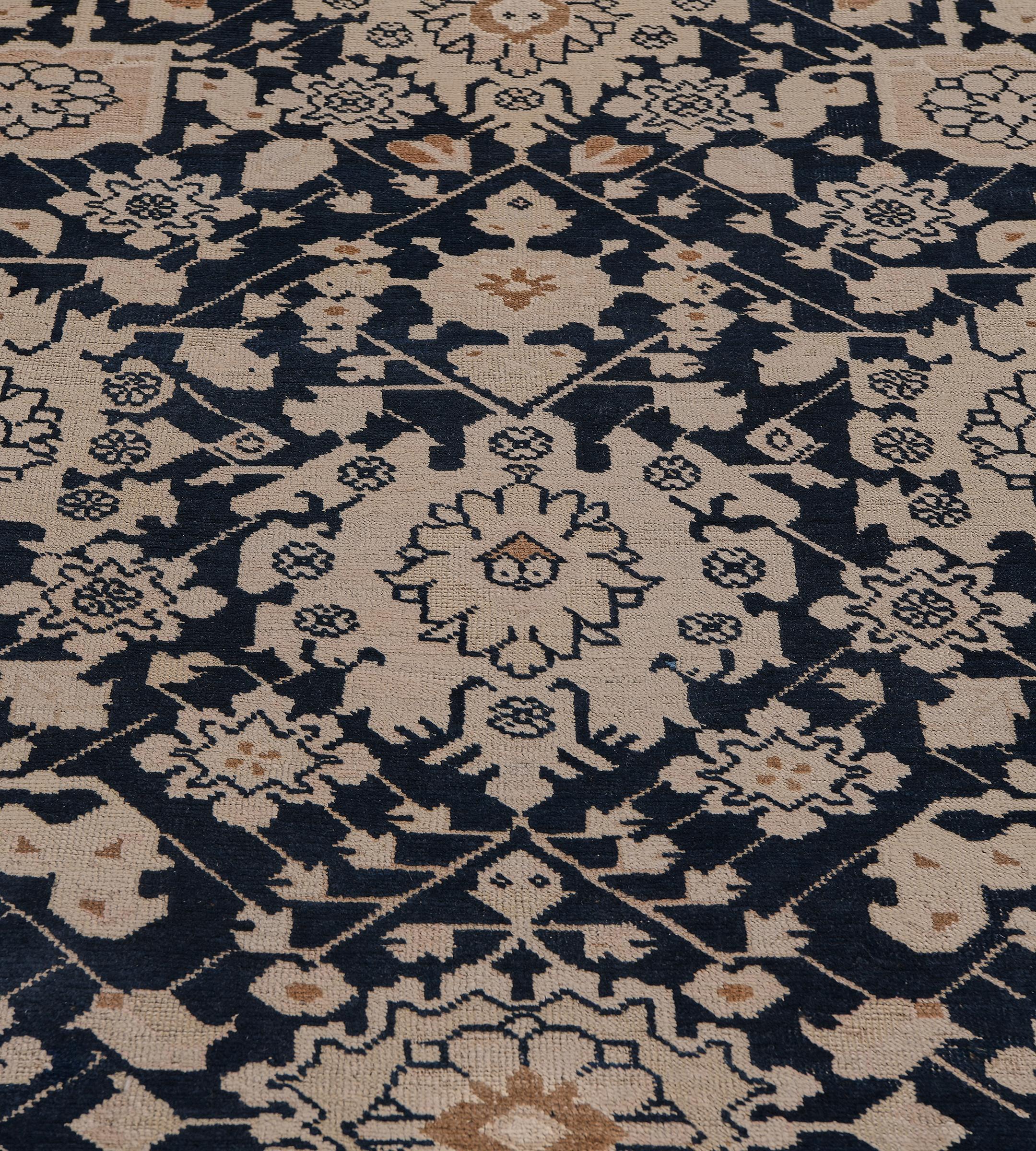 Laine Antiquités Circa-1900 Chemin de table en laine nouée à la main avec motifs floraux du Karabagh en vente